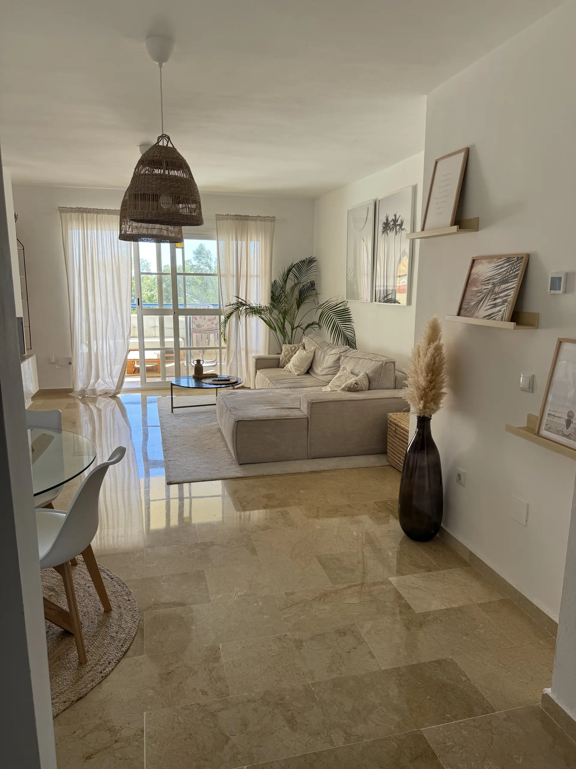 Bright South-Facing 3rd-Floor Apartment with Tourist Licence