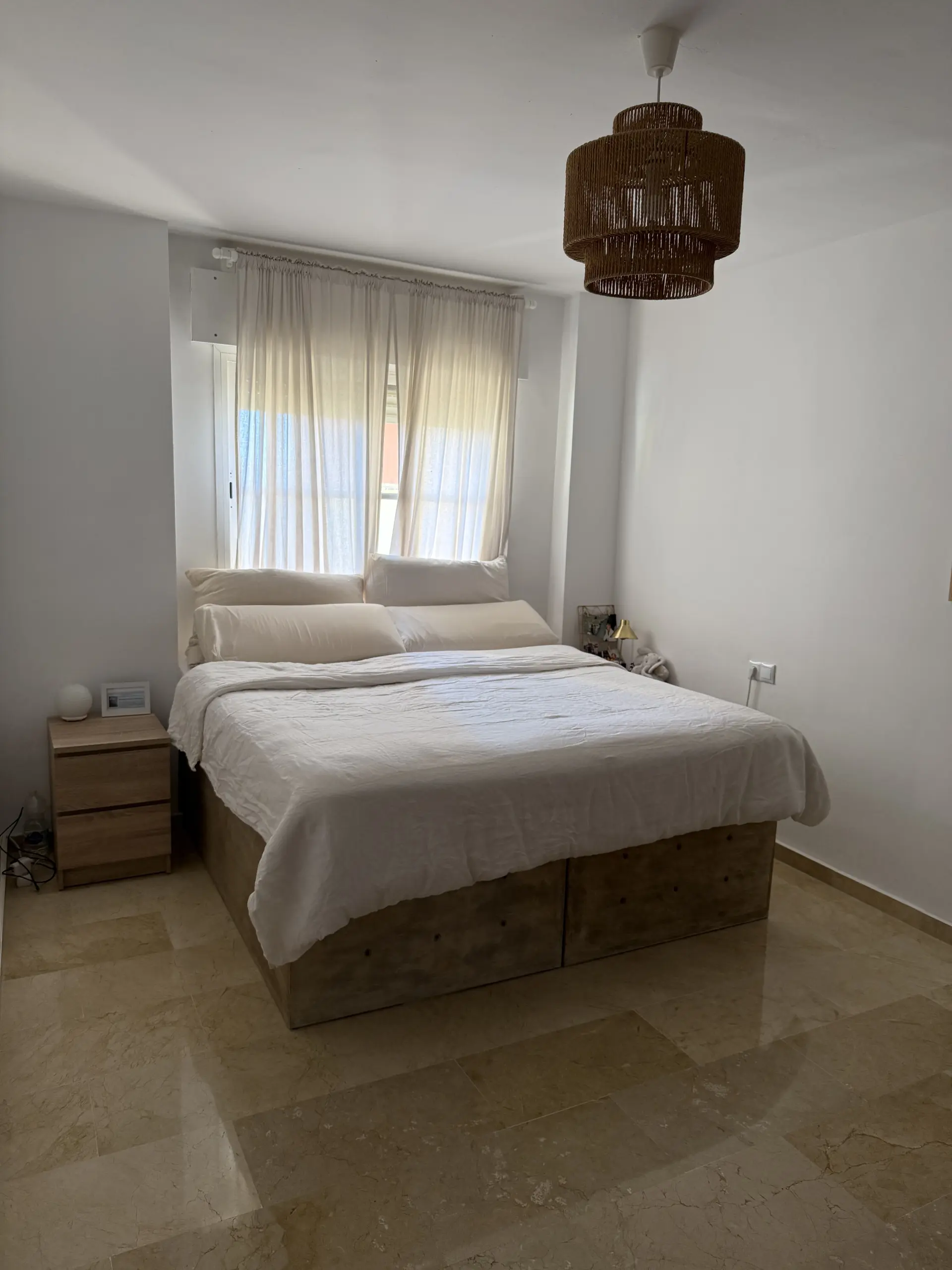 Bright South-Facing 3rd-Floor Apartment with Tourist Licence