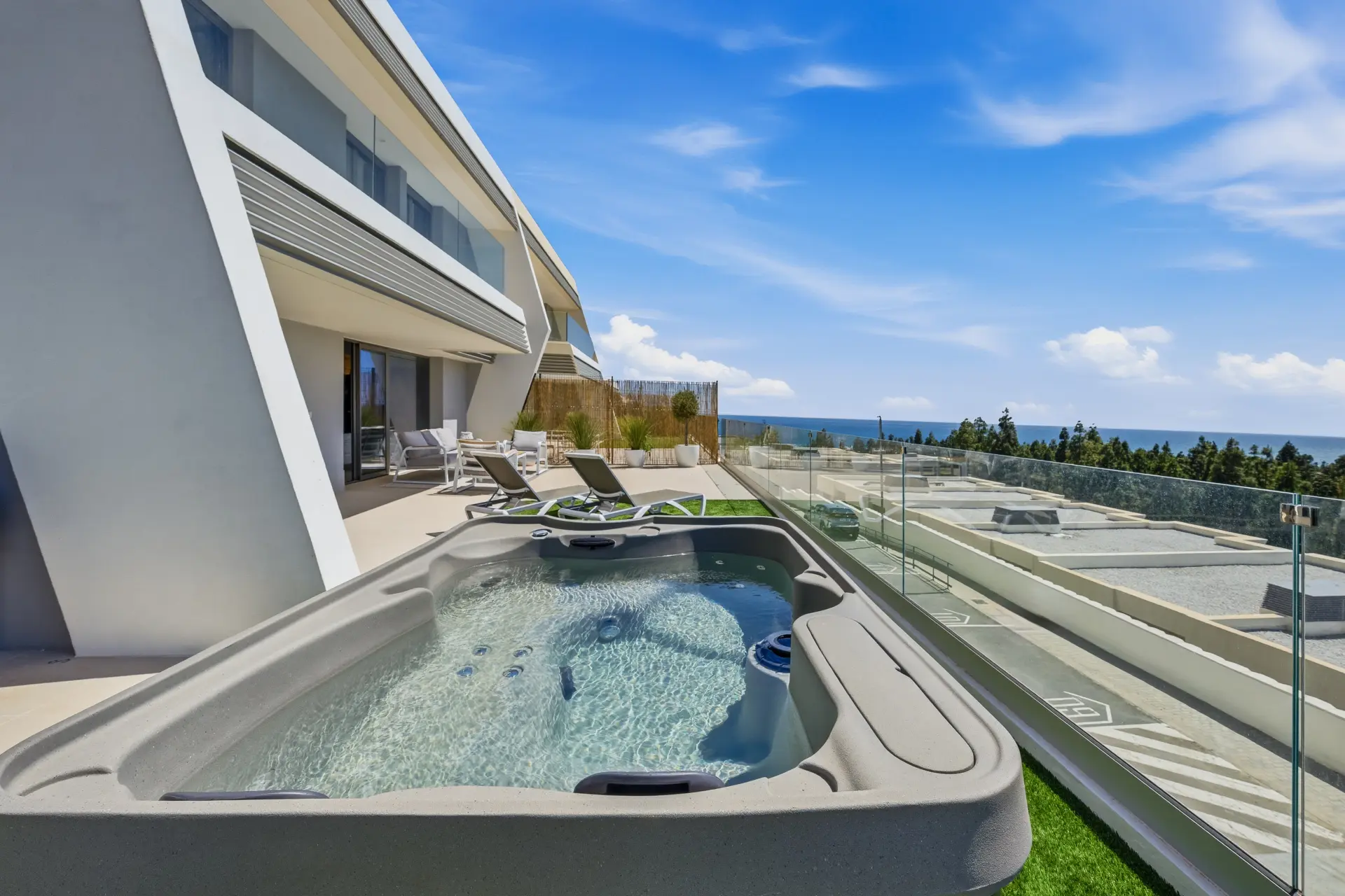 Nowoczesny dom z widokiem na morze, prywatnym ogrodem i jacuzzi w El Chaparral