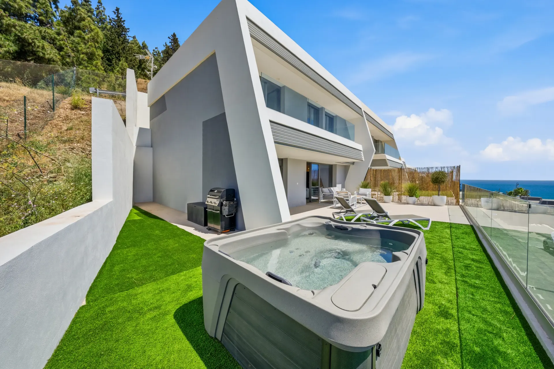 Nowoczesny dom z widokiem na morze, prywatnym ogrodem i jacuzzi w El Chaparral