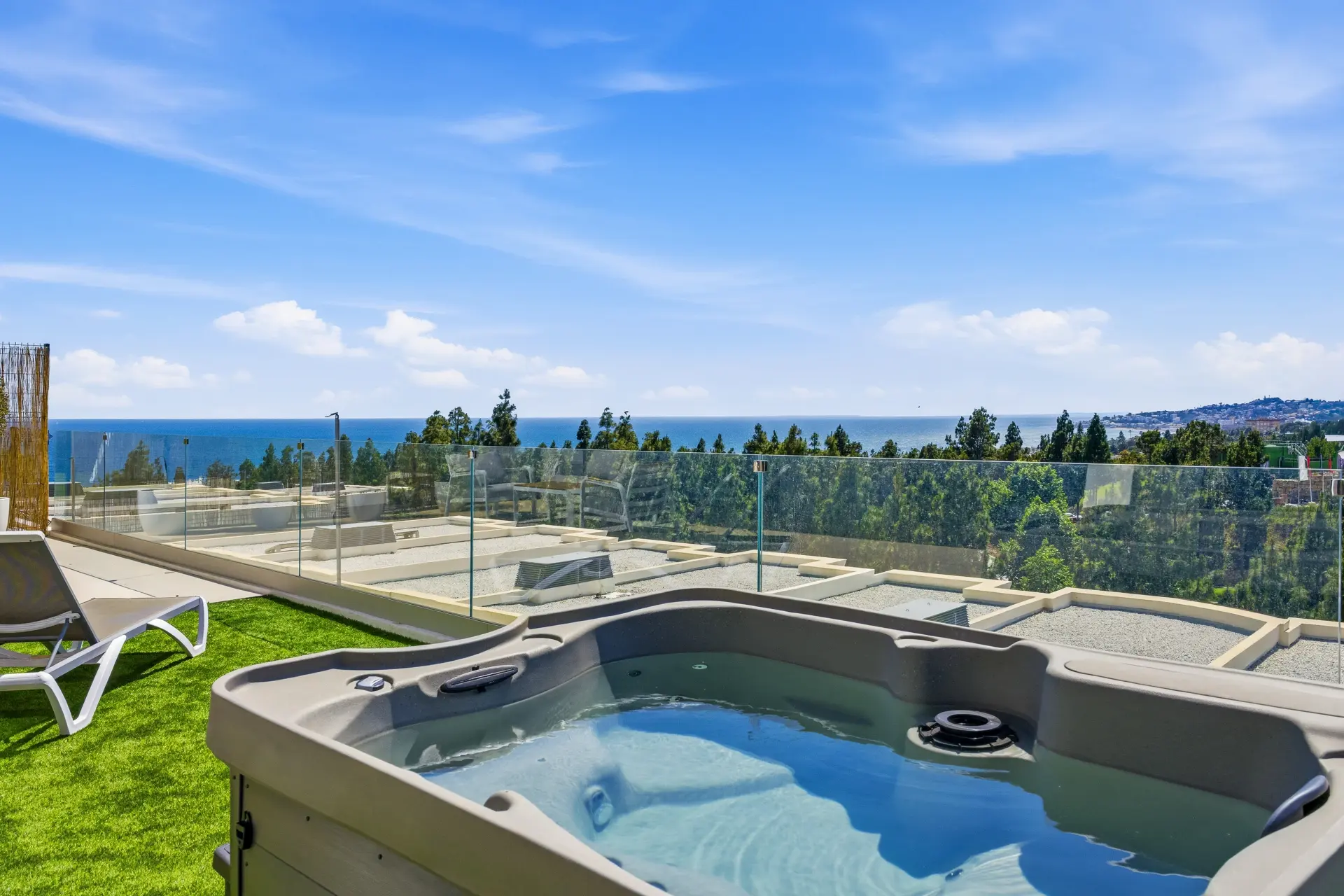 Nowoczesny dom z widokiem na morze, prywatnym ogrodem i jacuzzi w El Chaparral