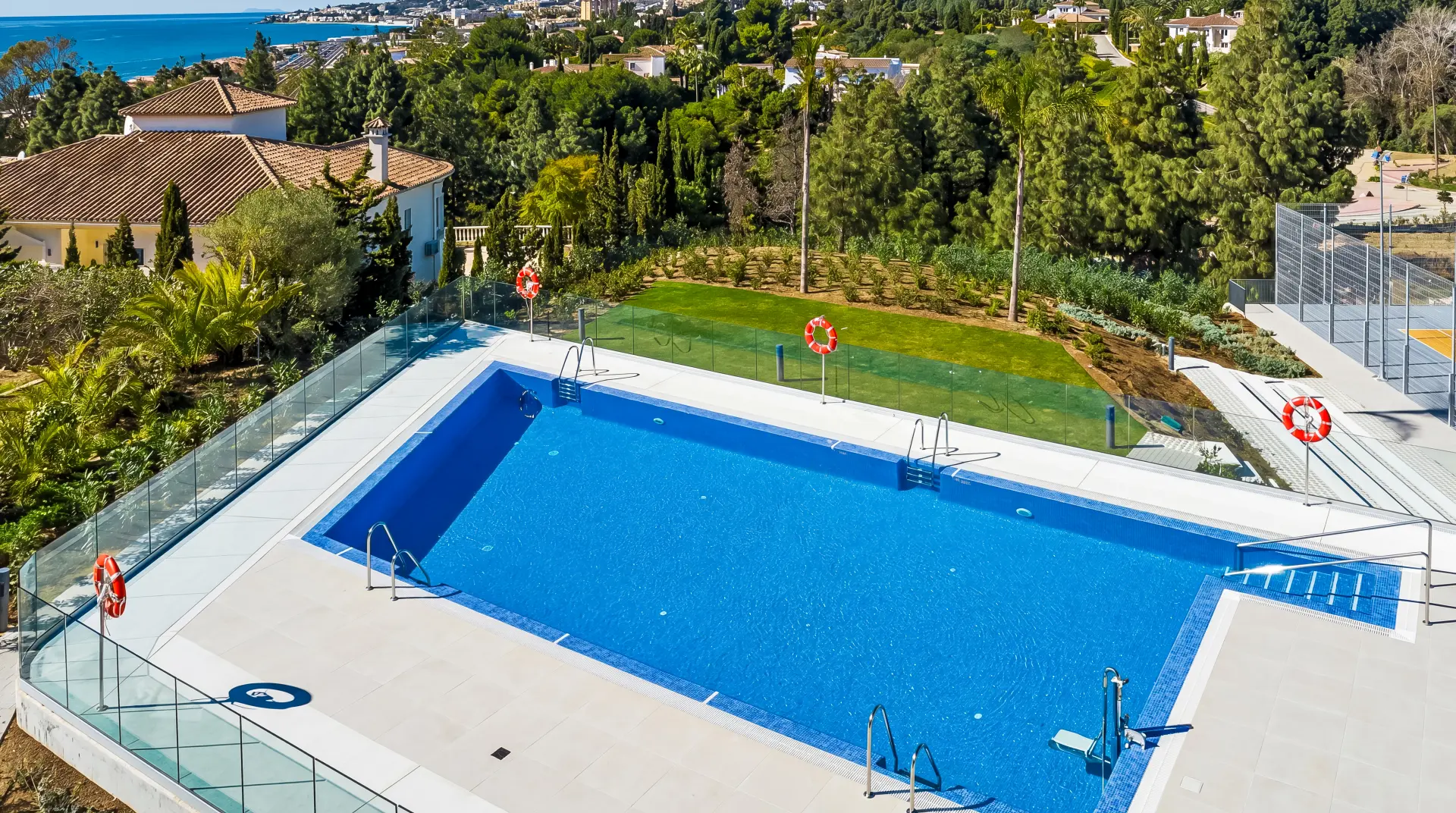 Nowoczesny dom z widokiem na morze, prywatnym ogrodem i jacuzzi w El Chaparral