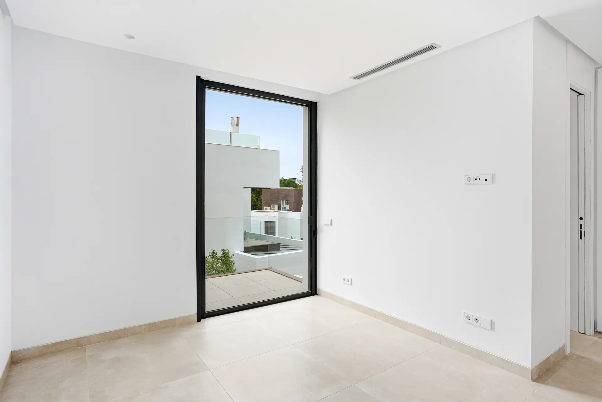 Lujo recién construido, cuatro dormitorios, villa orientada al sur situada en una exclusiva comunidad cerrada en el borde de la Milla de Oro de Marbella