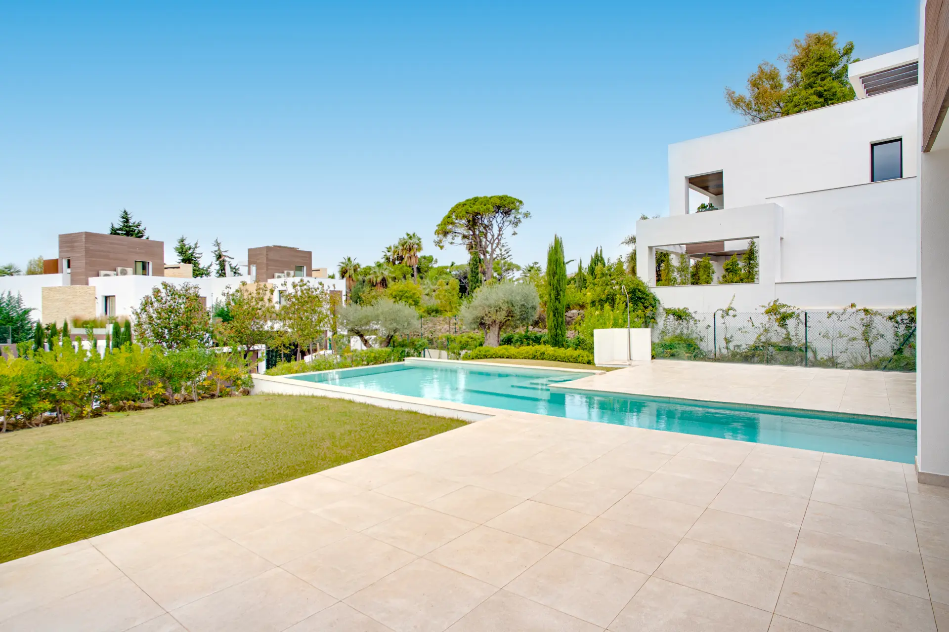 Lujo recién construido, cuatro dormitorios, villa orientada al sur situada en una exclusiva comunidad cerrada en el borde de la Milla de Oro de Marbella