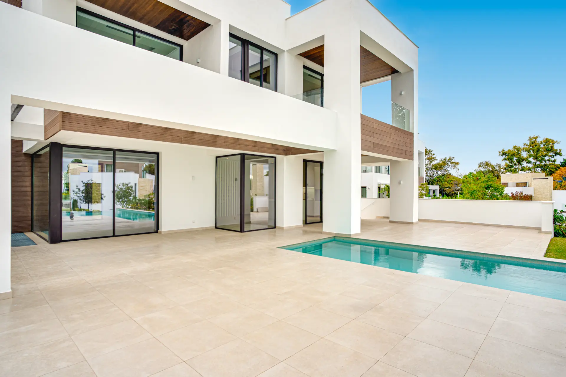 Lujo recién construido, cuatro dormitorios, villa orientada al sur situada en una exclusiva comunidad cerrada en el borde de la Milla de Oro de Marbella