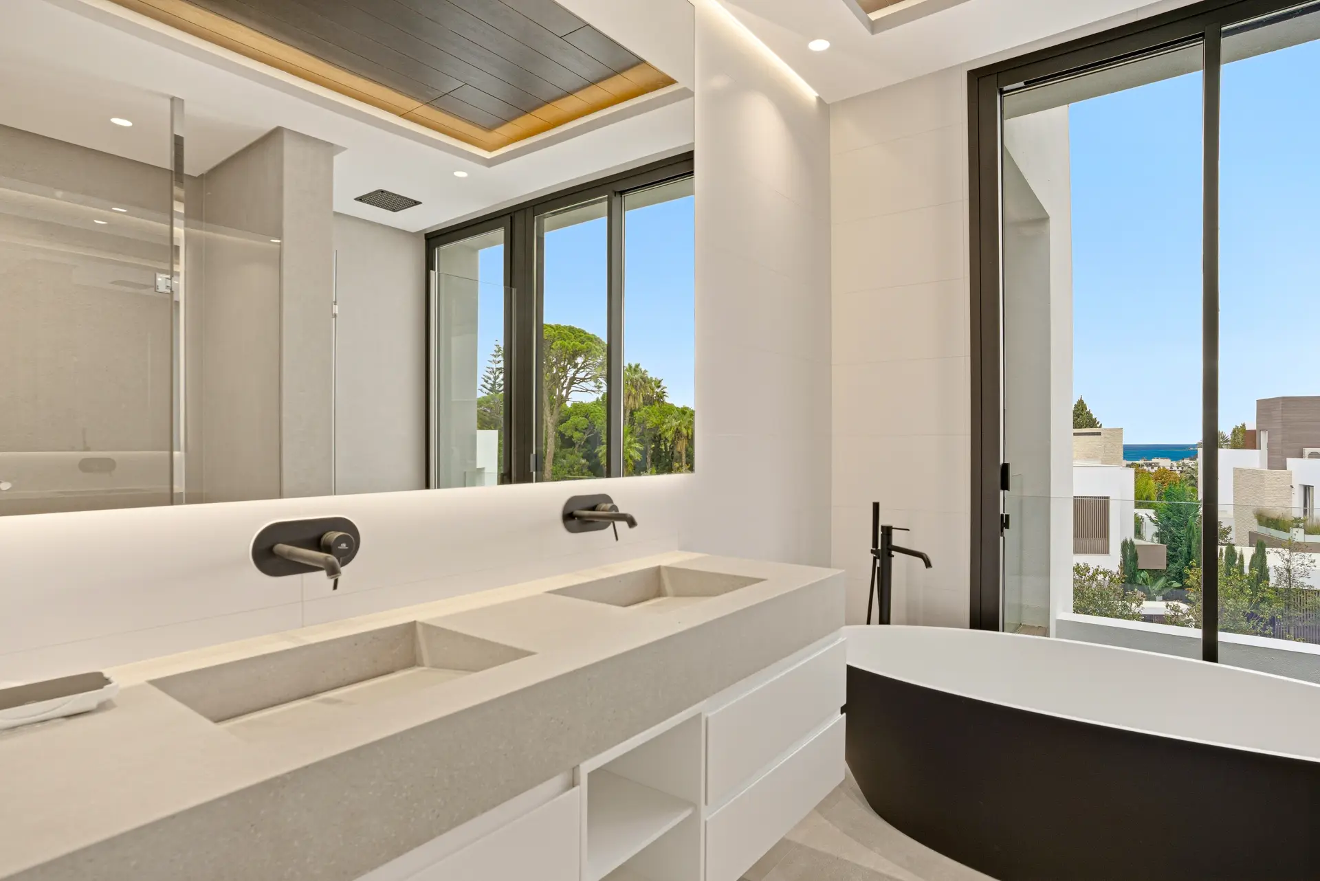 Lujo recién construido, cuatro dormitorios, villa orientada al sur situada en una exclusiva comunidad cerrada en el borde de la Milla de Oro de Marbella