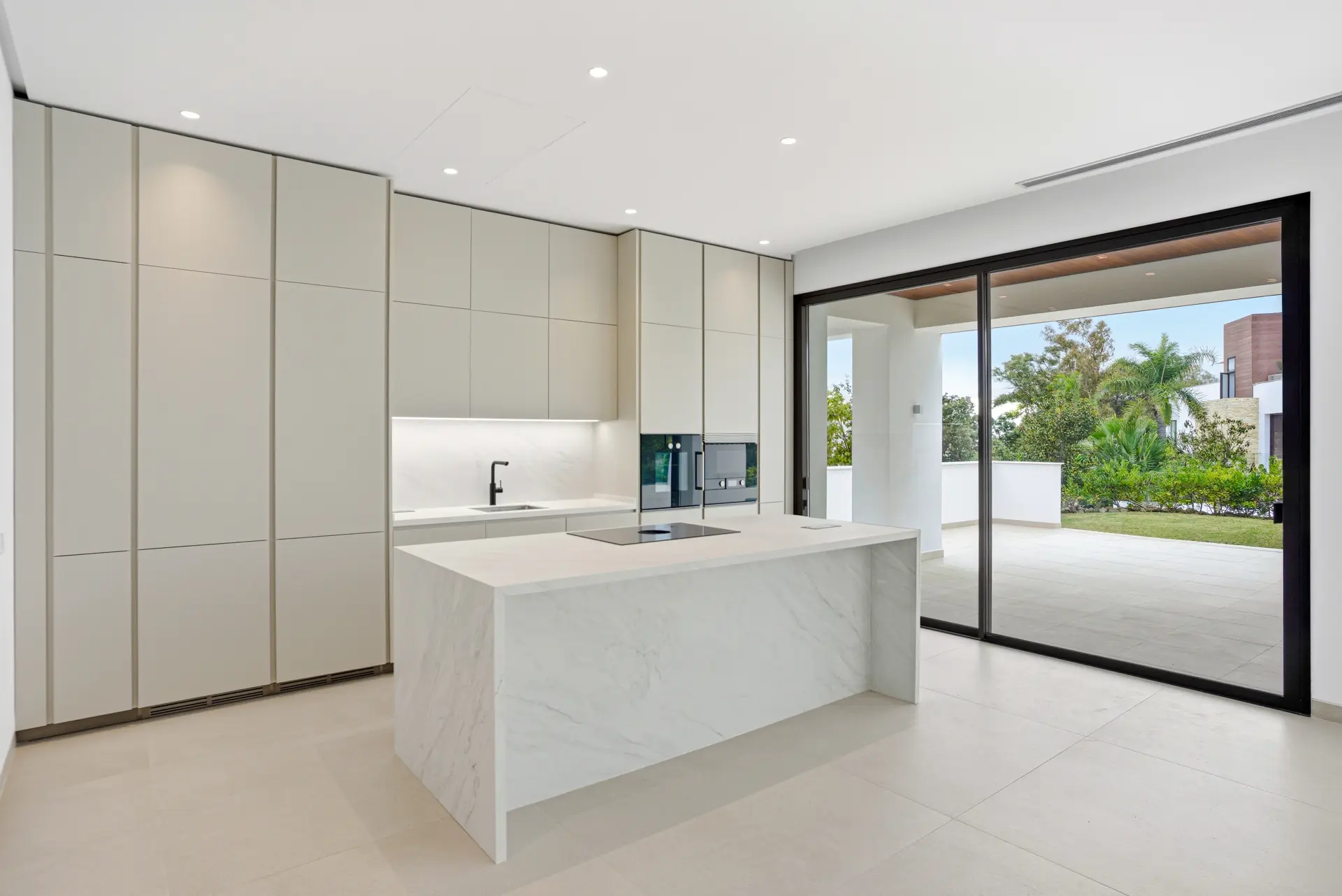 Lujo recién construido, cuatro dormitorios, villa orientada al sur situada en una exclusiva comunidad cerrada en el borde de la Milla de Oro de Marbella