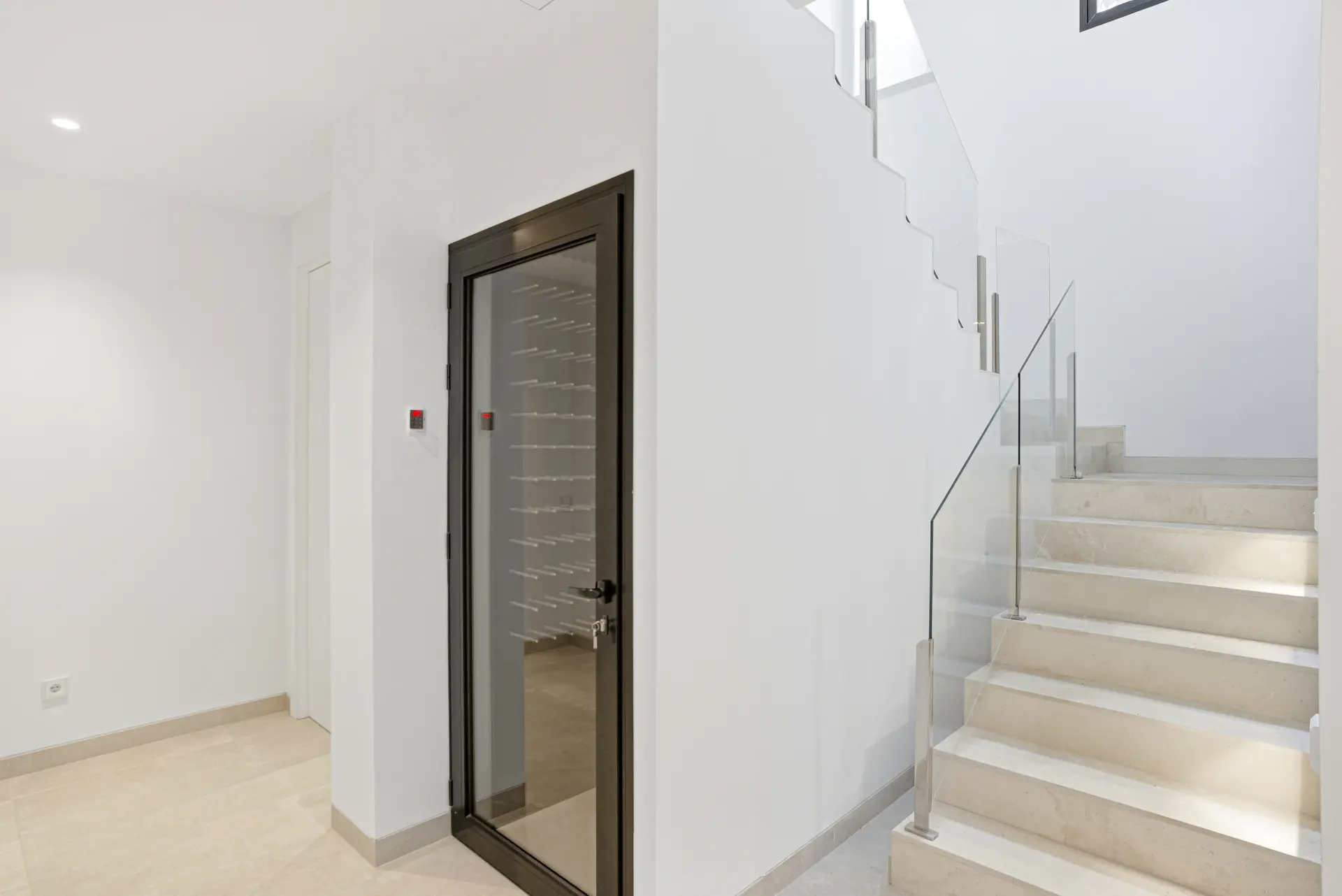 Lujo recién construido, cuatro dormitorios, villa orientada al sur situada en una exclusiva comunidad cerrada en el borde de la Milla de Oro de Marbella