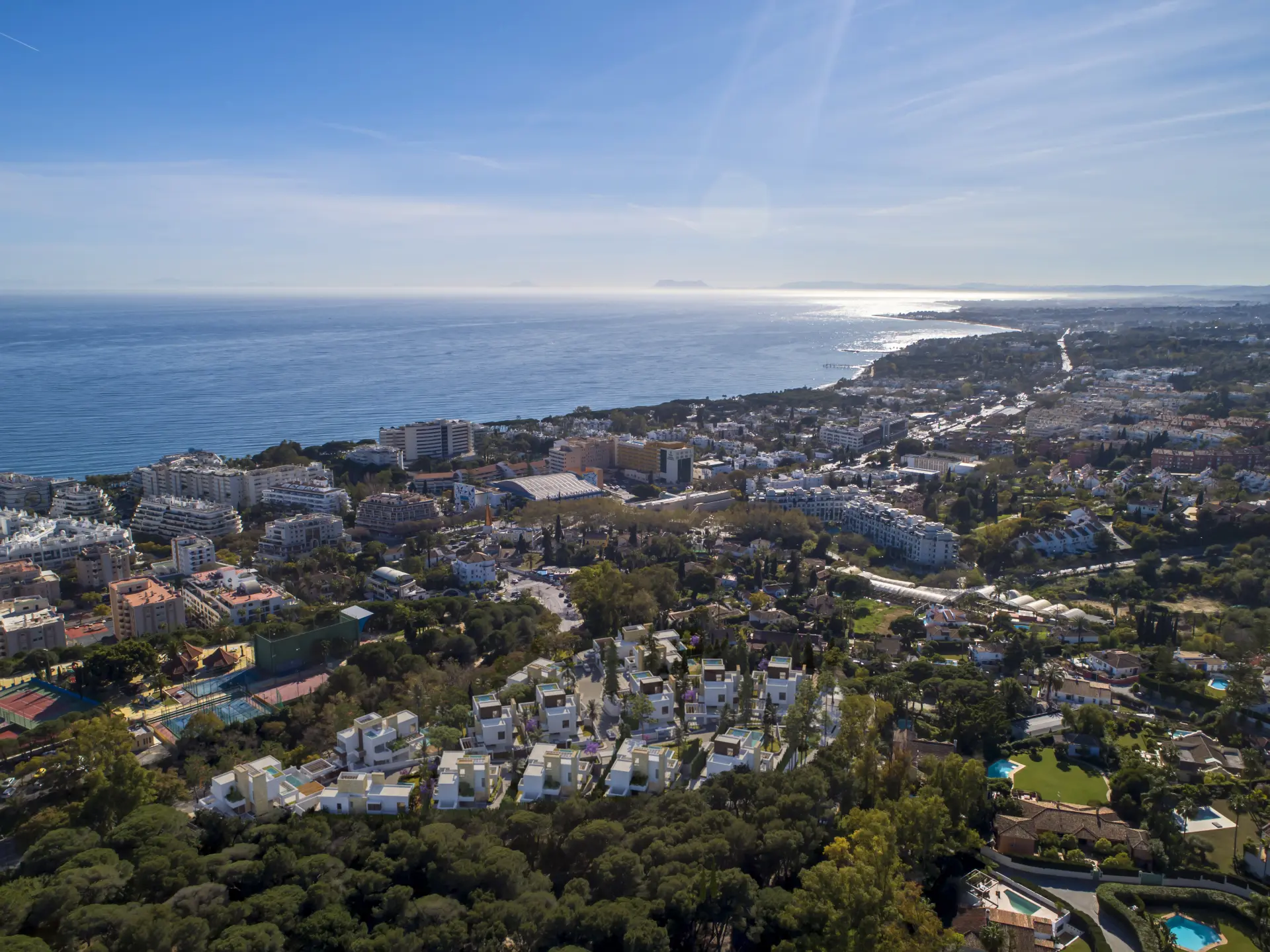 Lujo recién construido, cuatro dormitorios, villa orientada al sur situada en una exclusiva comunidad cerrada en el borde de la Milla de Oro de Marbella