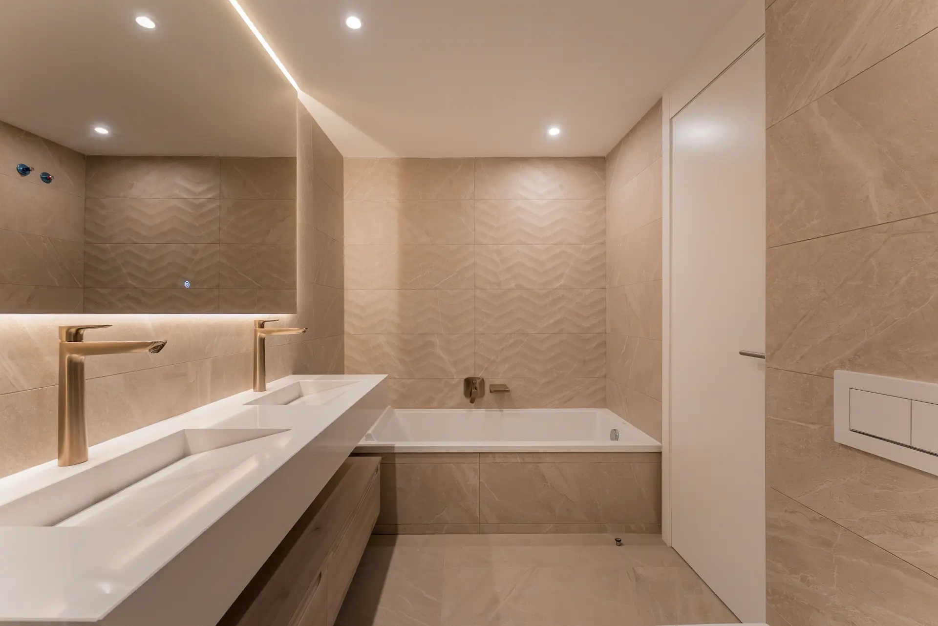 Ekskluzywny penthouse z 3 sypialniami, prywatnym solarium i basenem w prestiżowym SOUL Marbella Sunlife, oferujący panoramiczne widoki na Morze Śródziemne, Santa Clara Golf i zielone wzgórza Marbella East.
