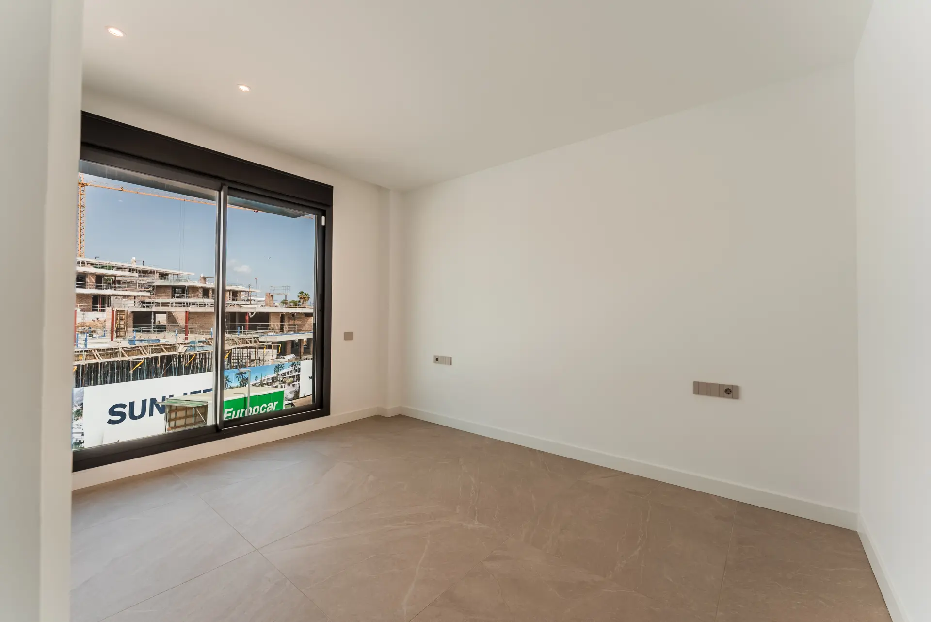 Ekskluzywny penthouse z 3 sypialniami, prywatnym solarium i basenem w prestiżowym SOUL Marbella Sunlife, oferujący panoramiczne widoki na Morze Śródziemne, Santa Clara Golf i zielone wzgórza Marbella East.