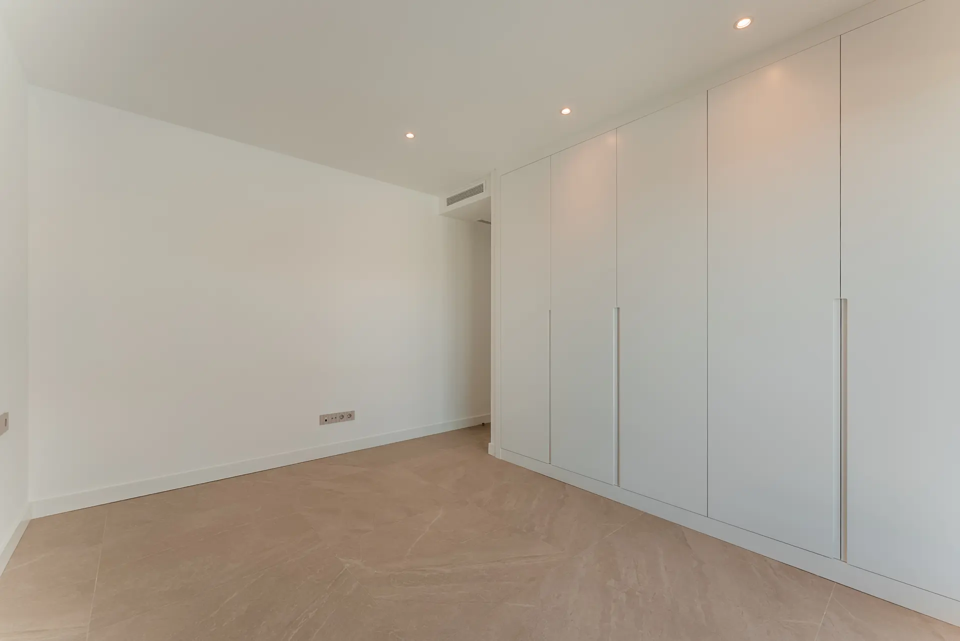 Ekskluzywny penthouse z 3 sypialniami, prywatnym solarium i basenem w prestiżowym SOUL Marbella Sunlife, oferujący panoramiczne widoki na Morze Śródziemne, Santa Clara Golf i zielone wzgórza Marbella East.