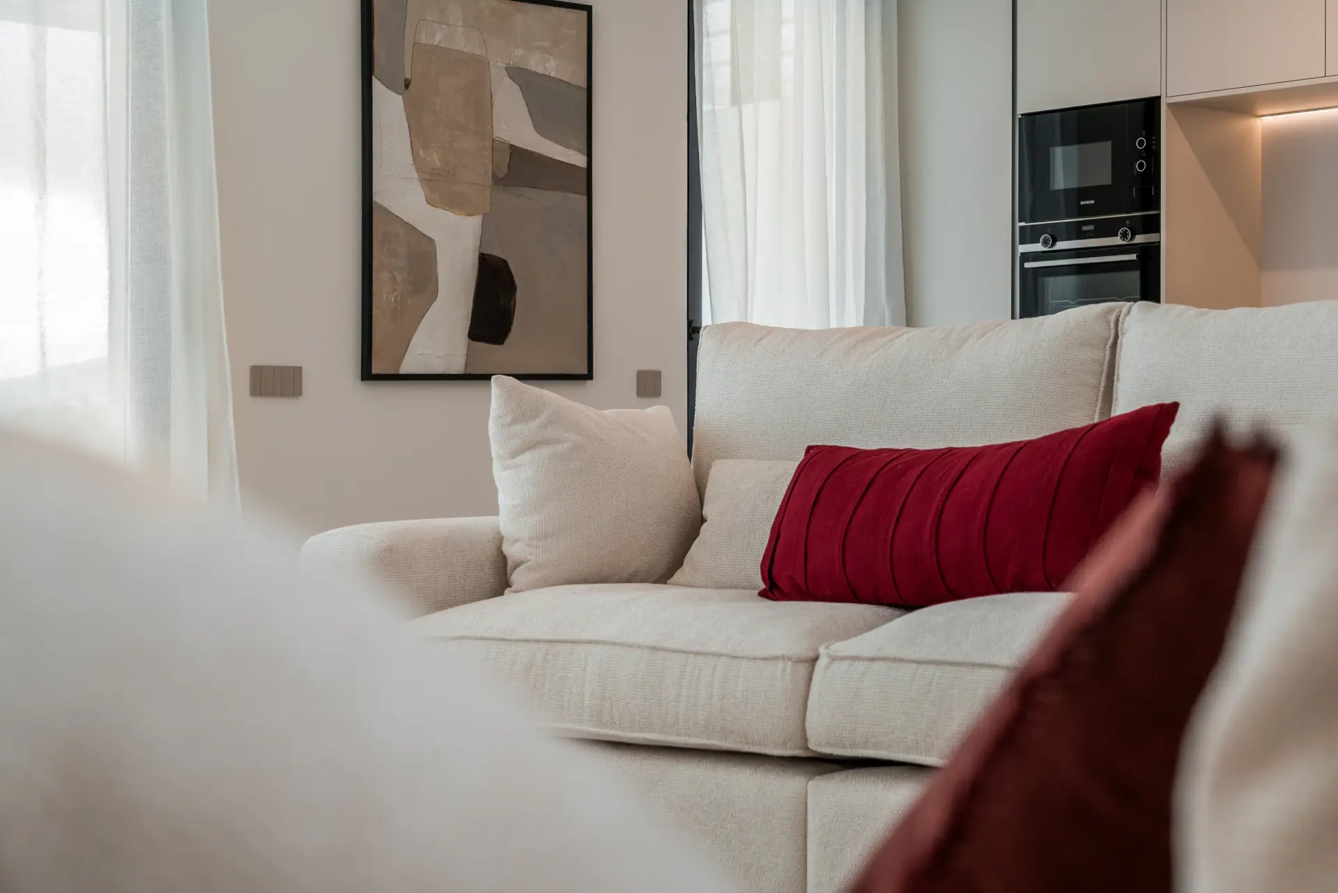 Ekskluzywny penthouse z 3 sypialniami, prywatnym solarium i basenem w prestiżowym SOUL Marbella Sunlife, oferujący panoramiczne widoki na Morze Śródziemne, Santa Clara Golf i zielone wzgórza Marbella East.