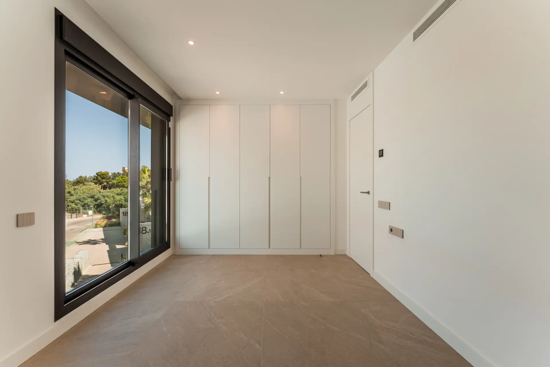 Ekskluzywny penthouse z 3 sypialniami, prywatnym solarium i basenem w prestiżowym SOUL Marbella Sunlife, oferujący panoramiczne widoki na Morze Śródziemne, Santa Clara Golf i zielone wzgórza Marbella East.