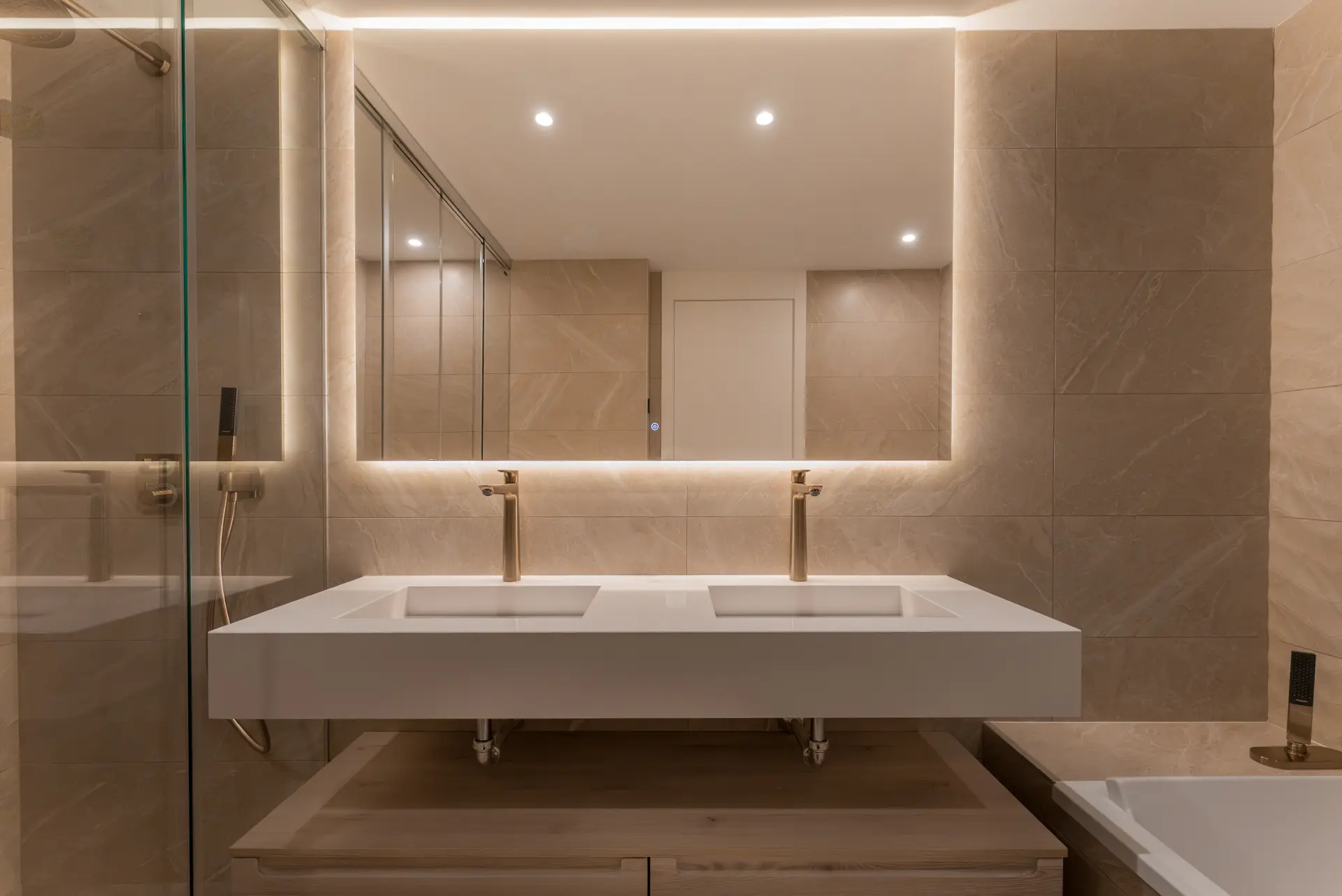 Ekskluzywny penthouse z 3 sypialniami, prywatnym solarium i basenem w prestiżowym SOUL Marbella Sunlife, oferujący panoramiczne widoki na Morze Śródziemne, Santa Clara Golf i zielone wzgórza Marbella East.