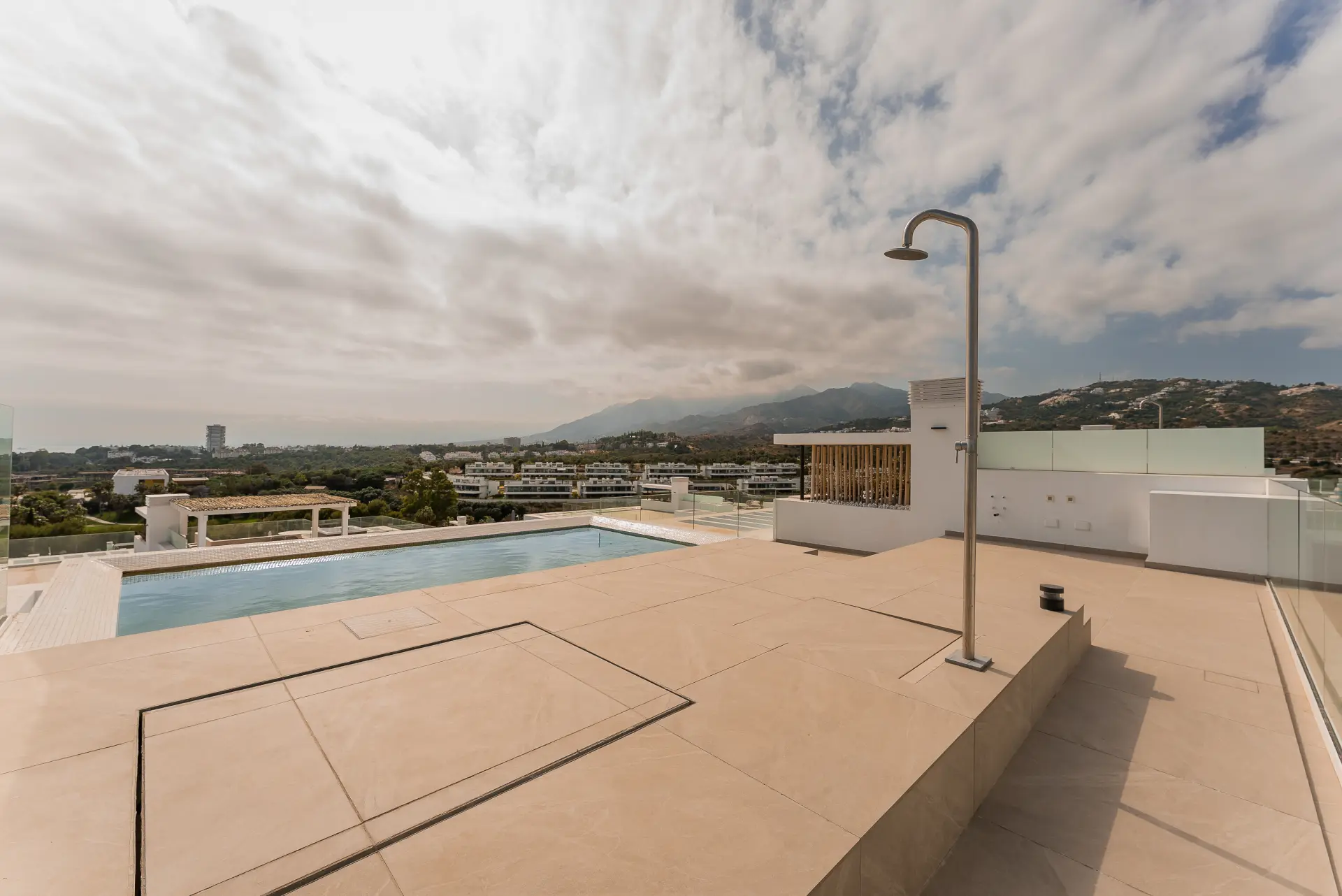 Ekskluzywny penthouse z 3 sypialniami, prywatnym solarium i basenem w prestiżowym SOUL Marbella Sunlife, oferujący panoramiczne widoki na Morze Śródziemne, Santa Clara Golf i zielone wzgórza Marbella East.
