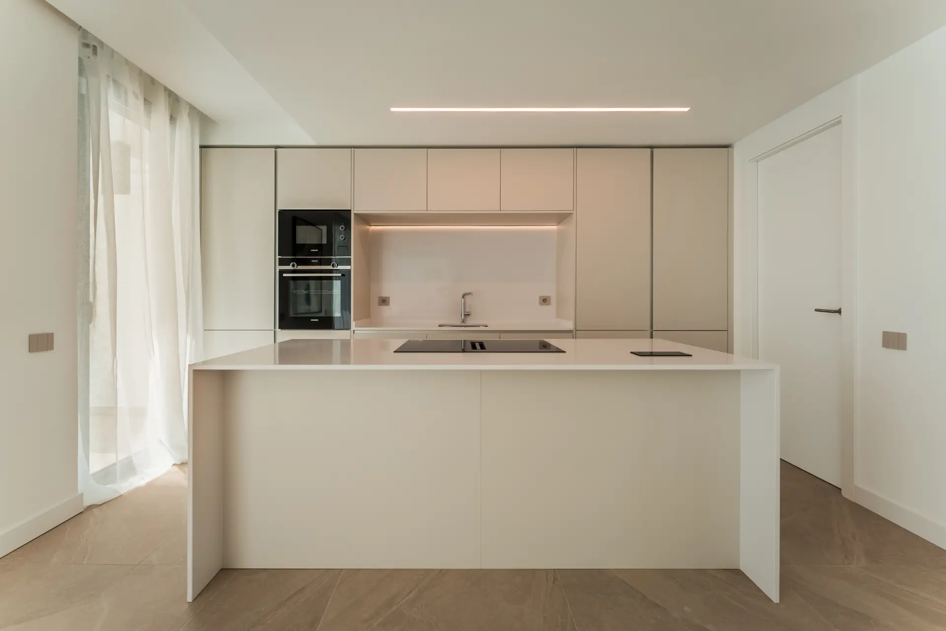 Ekskluzywny penthouse z 3 sypialniami, prywatnym solarium i basenem w prestiżowym SOUL Marbella Sunlife, oferujący panoramiczne widoki na Morze Śródziemne, Santa Clara Golf i zielone wzgórza Marbella East.