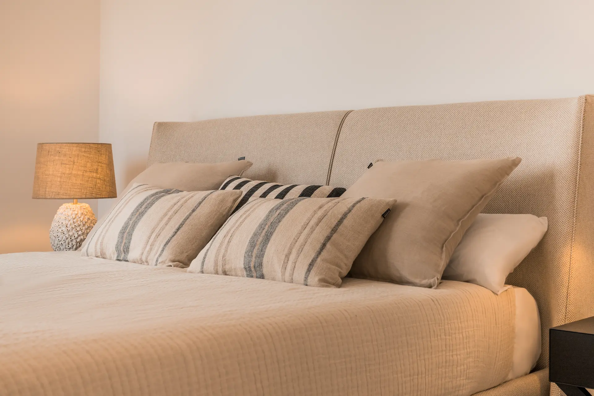 Ekskluzywny penthouse z 3 sypialniami, prywatnym solarium i basenem w prestiżowym SOUL Marbella Sunlife, oferujący panoramiczne widoki na Morze Śródziemne, Santa Clara Golf i zielone wzgórza Marbella East.