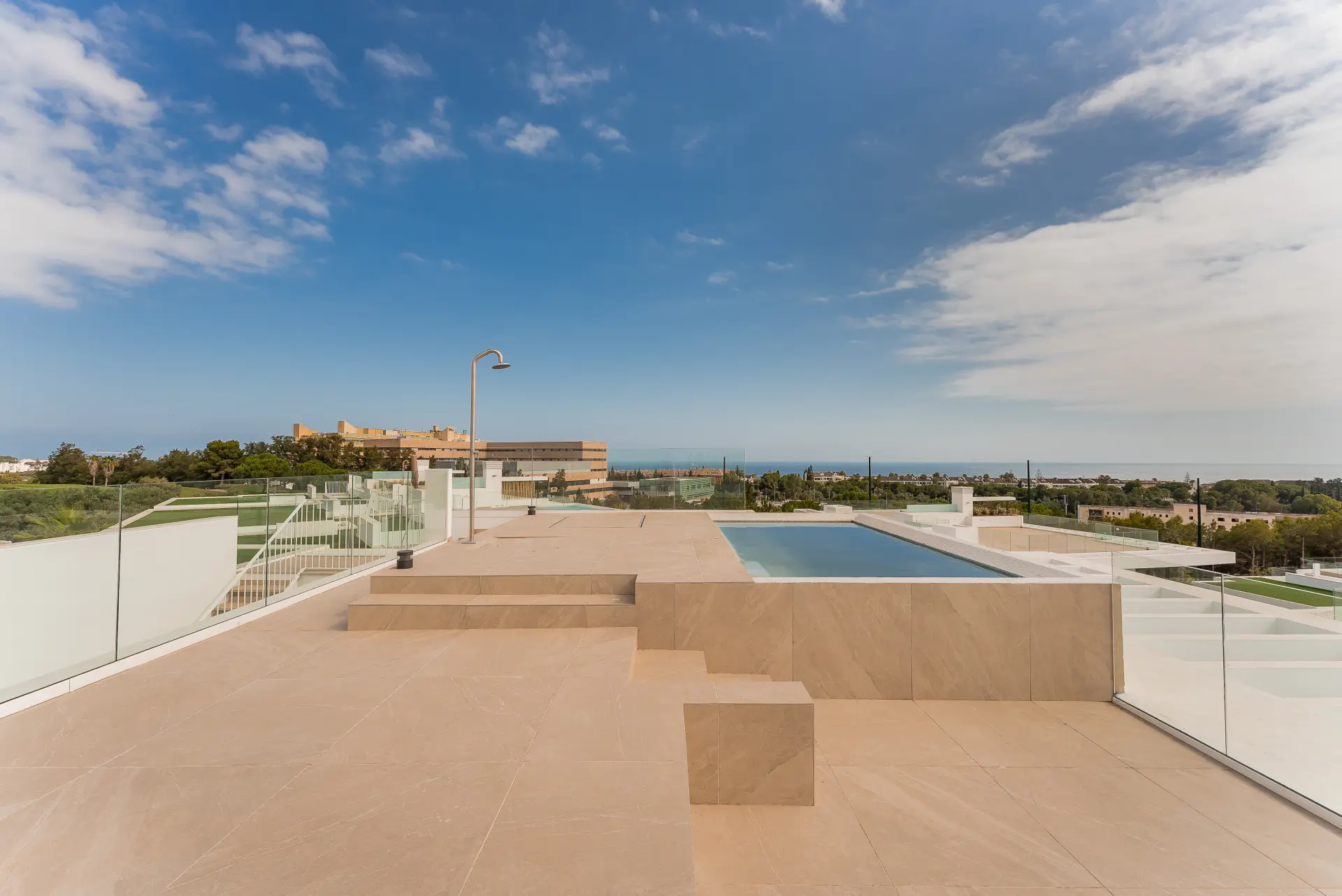 Ekskluzywny penthouse z 3 sypialniami, prywatnym solarium i basenem w prestiżowym SOUL Marbella Sunlife, oferujący panoramiczne widoki na Morze Śródziemne, Santa Clara Golf i zielone wzgórza Marbella East.