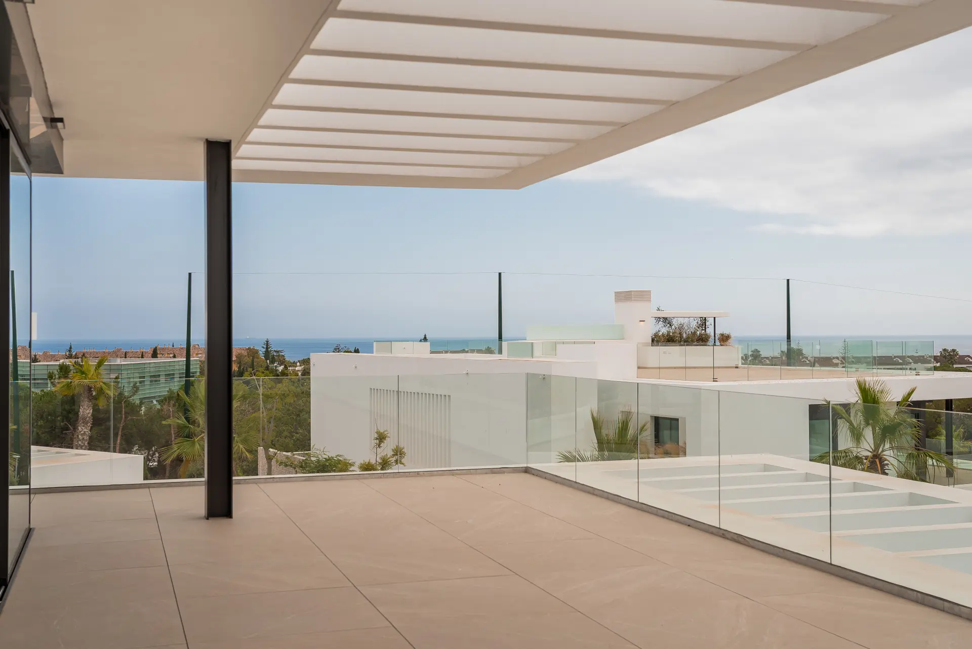 Ekskluzywny penthouse z 3 sypialniami, prywatnym solarium i basenem w prestiżowym SOUL Marbella Sunlife, oferujący panoramiczne widoki na Morze Śródziemne, Santa Clara Golf i zielone wzgórza Marbella East.