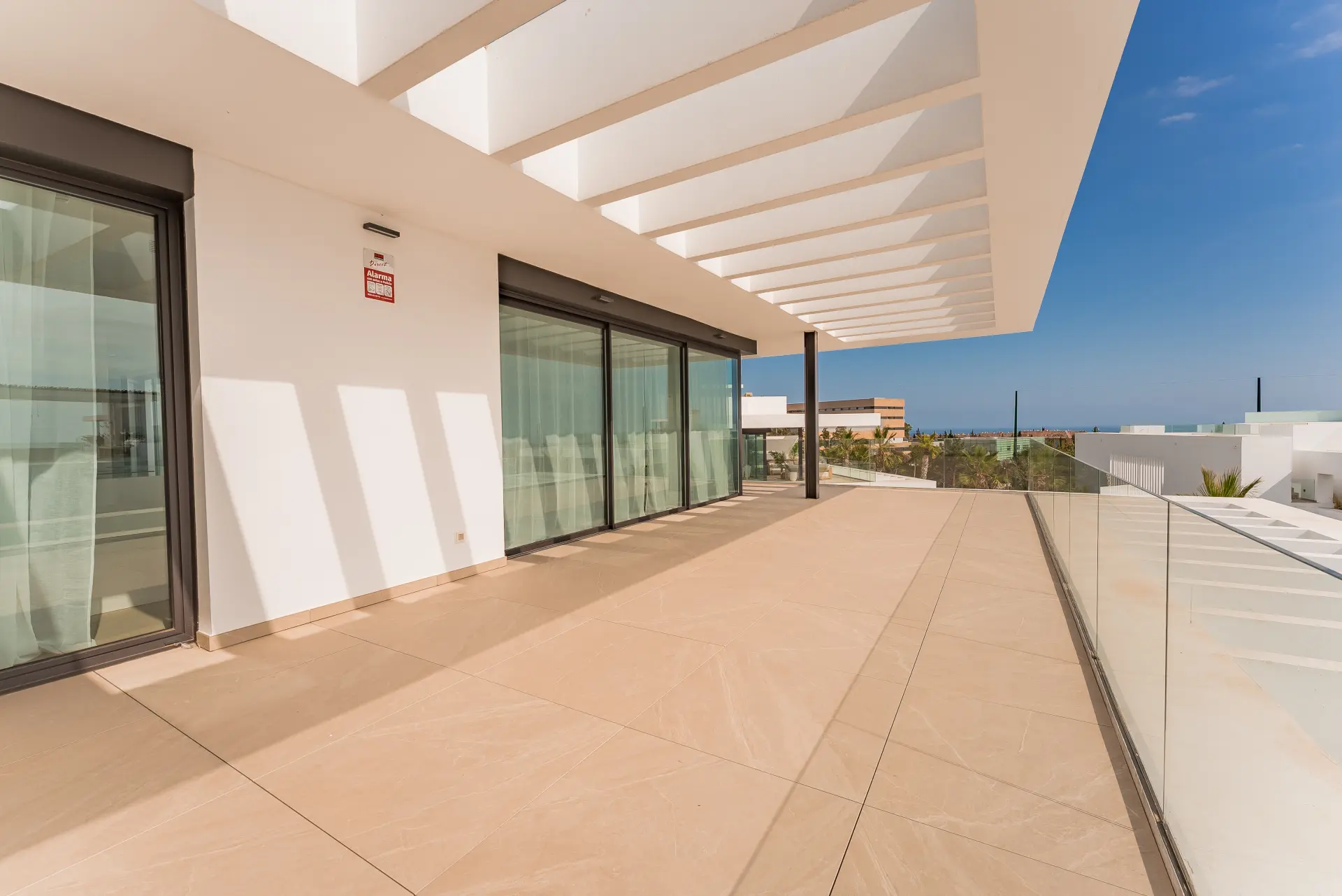 Ekskluzywny penthouse z 3 sypialniami, prywatnym solarium i basenem w prestiżowym SOUL Marbella Sunlife, oferujący panoramiczne widoki na Morze Śródziemne, Santa Clara Golf i zielone wzgórza Marbella East.
