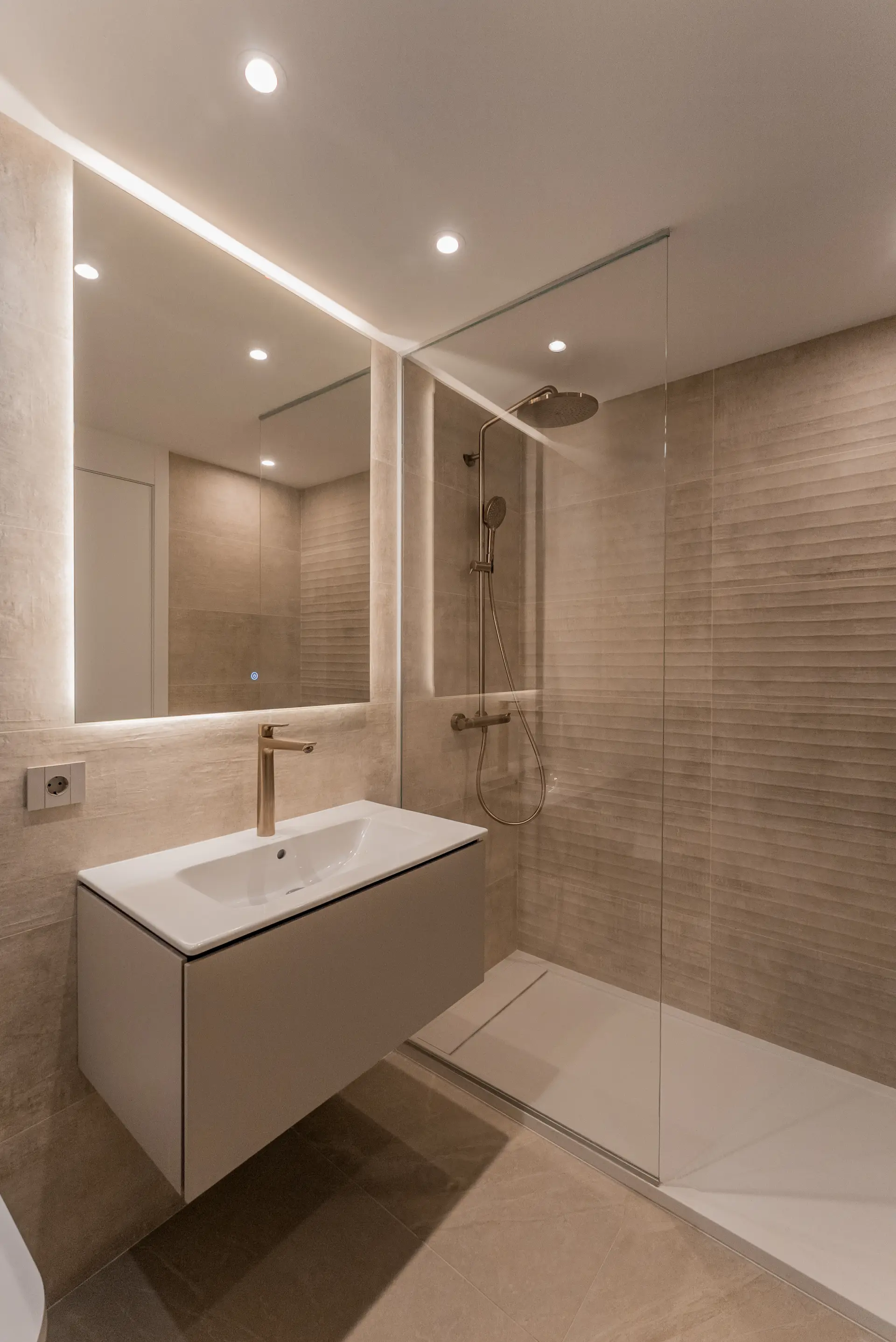 Ekskluzywny penthouse z 3 sypialniami, prywatnym solarium i basenem w prestiżowym SOUL Marbella Sunlife, oferujący panoramiczne widoki na Morze Śródziemne, Santa Clara Golf i zielone wzgórza Marbella East.