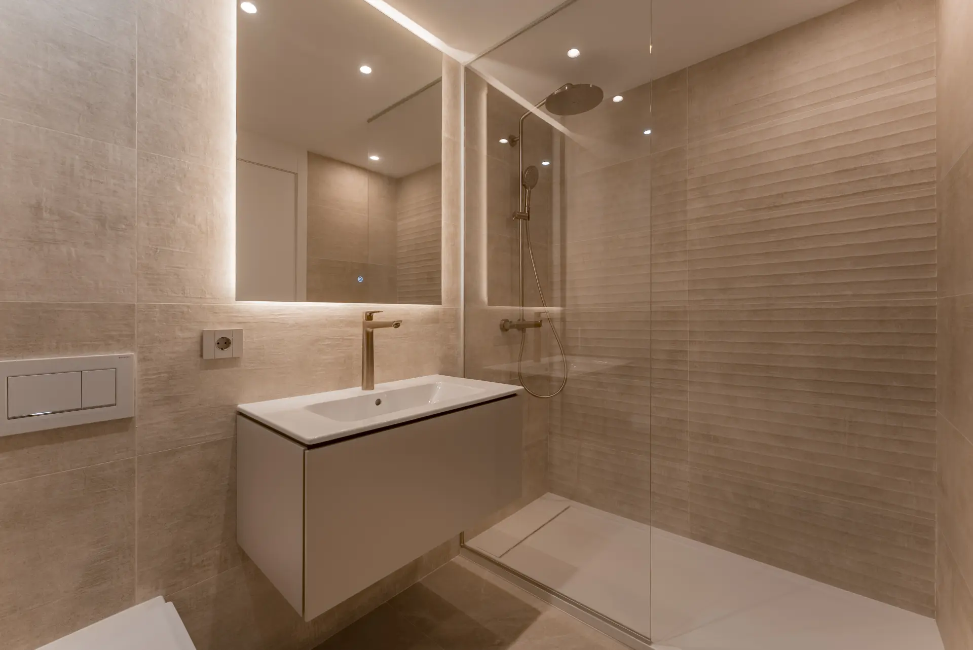 Ekskluzywny penthouse z 3 sypialniami, prywatnym solarium i basenem w prestiżowym SOUL Marbella Sunlife, oferujący panoramiczne widoki na Morze Śródziemne, Santa Clara Golf i zielone wzgórza Marbella East.