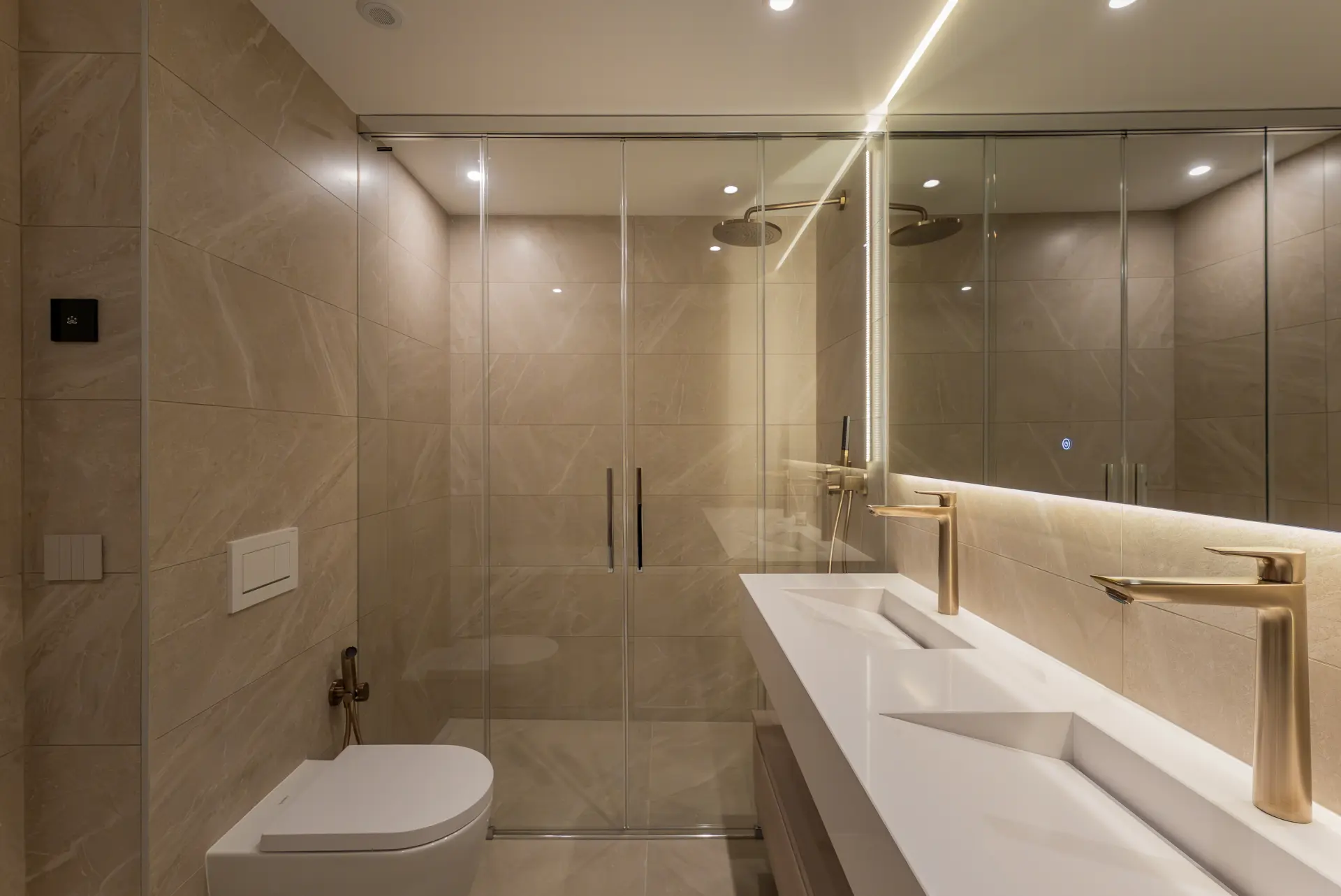 Ekskluzywny penthouse z 3 sypialniami, prywatnym solarium i basenem w prestiżowym SOUL Marbella Sunlife, oferujący panoramiczne widoki na Morze Śródziemne, Santa Clara Golf i zielone wzgórza Marbella East.