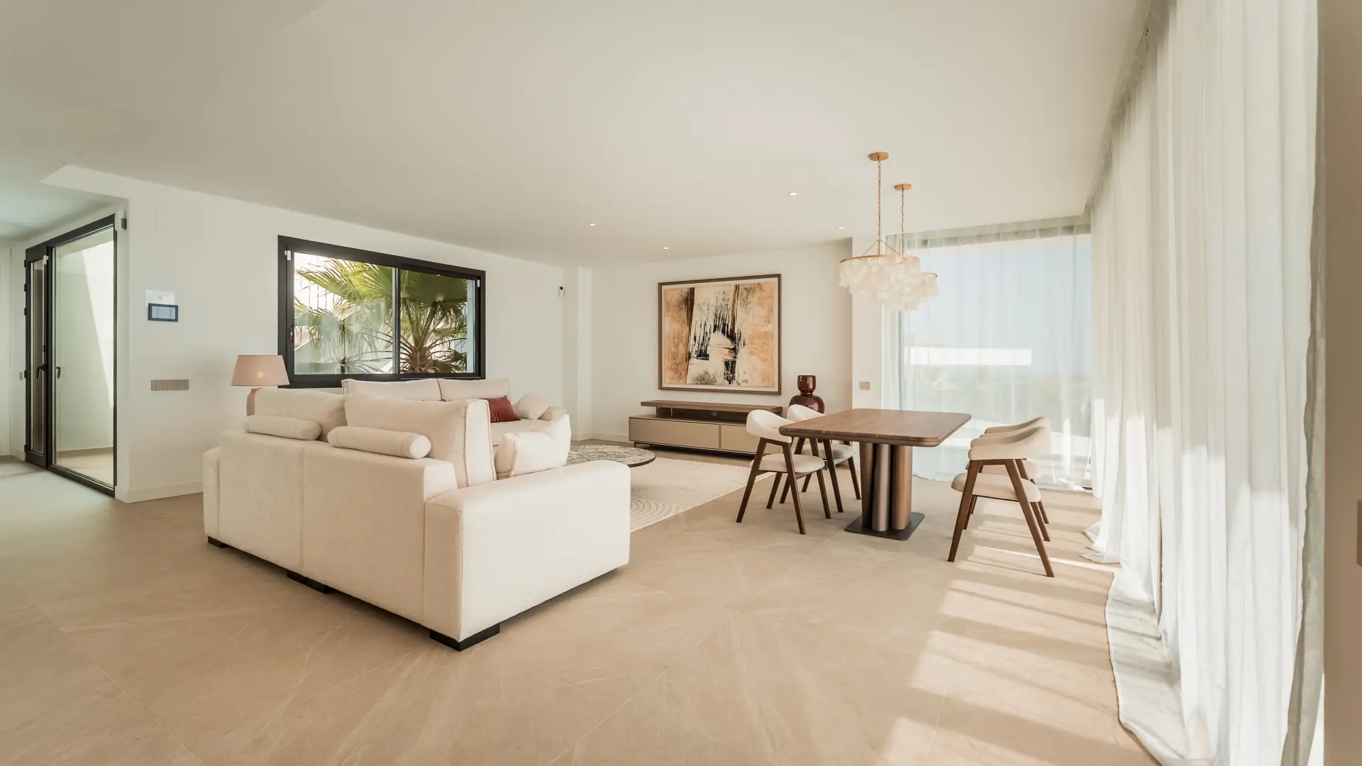 Ekskluzywny penthouse z 3 sypialniami, prywatnym solarium i basenem w prestiżowym SOUL Marbella Sunlife, oferujący panoramiczne widoki na Morze Śródziemne, Santa Clara Golf i zielone wzgórza Marbella East.