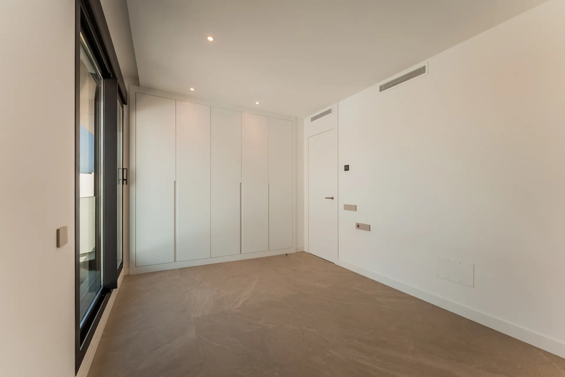 Ekskluzywny penthouse z 3 sypialniami, prywatnym solarium i basenem w prestiżowym SOUL Marbella Sunlife, oferujący panoramiczne widoki na Morze Śródziemne, Santa Clara Golf i zielone wzgórza Marbella East.
