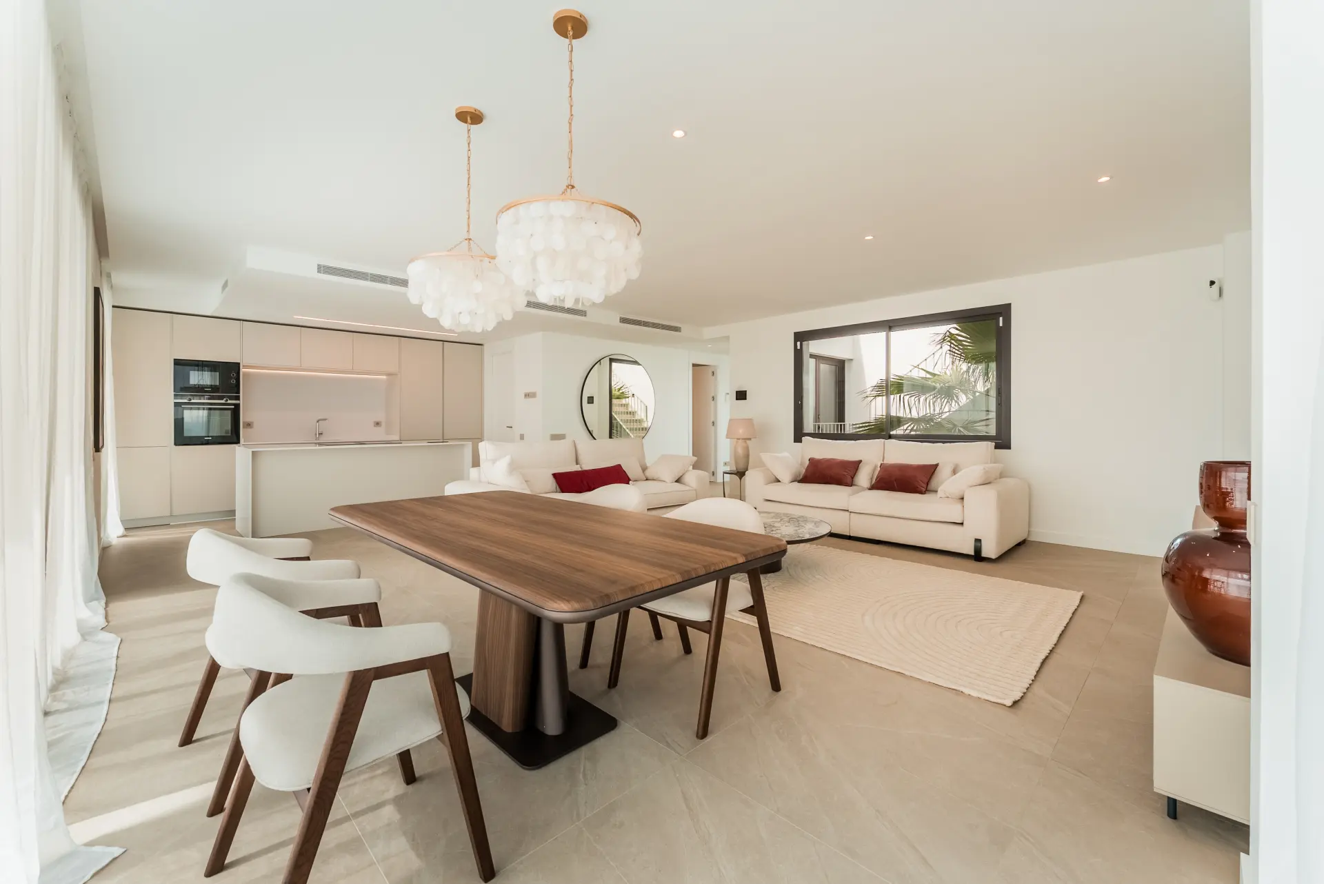 Ekskluzywny penthouse z 3 sypialniami, prywatnym solarium i basenem w prestiżowym SOUL Marbella Sunlife, oferujący panoramiczne widoki na Morze Śródziemne, Santa Clara Golf i zielone wzgórza Marbella East.
