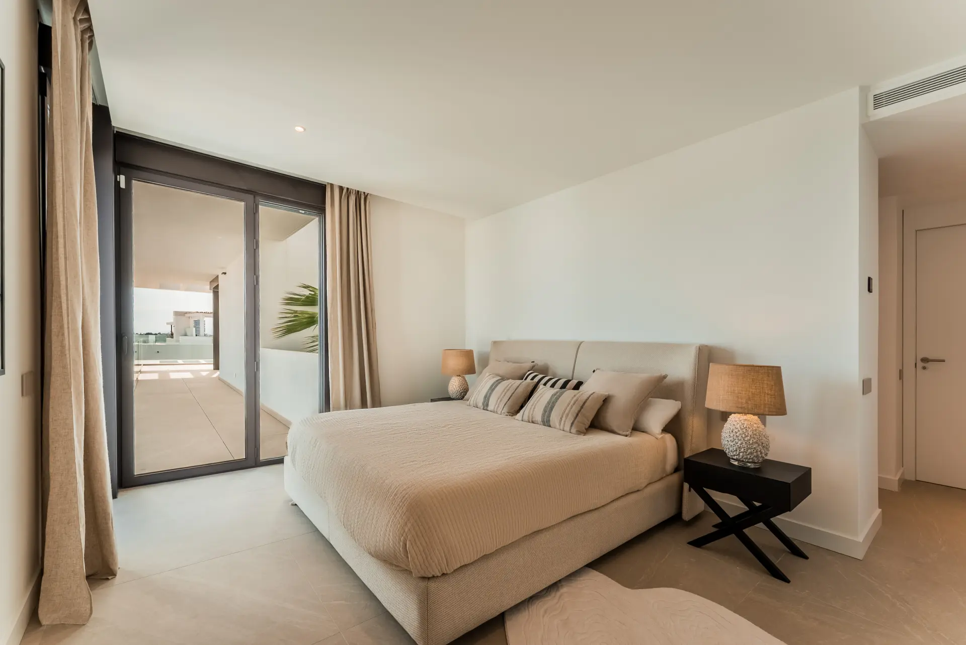 Ekskluzywny penthouse z 3 sypialniami, prywatnym solarium i basenem w prestiżowym SOUL Marbella Sunlife, oferujący panoramiczne widoki na Morze Śródziemne, Santa Clara Golf i zielone wzgórza Marbella East.