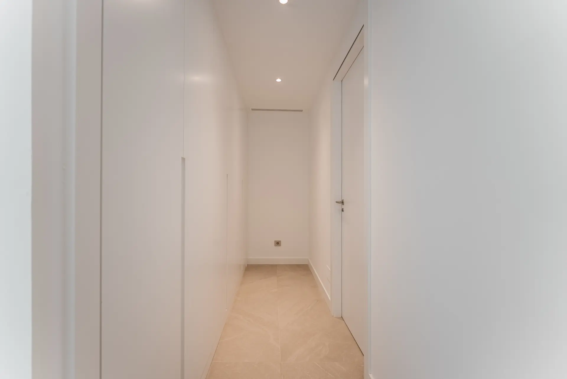 Ekskluzywny penthouse z 3 sypialniami, prywatnym solarium i basenem w prestiżowym SOUL Marbella Sunlife, oferujący panoramiczne widoki na Morze Śródziemne, Santa Clara Golf i zielone wzgórza Marbella East.