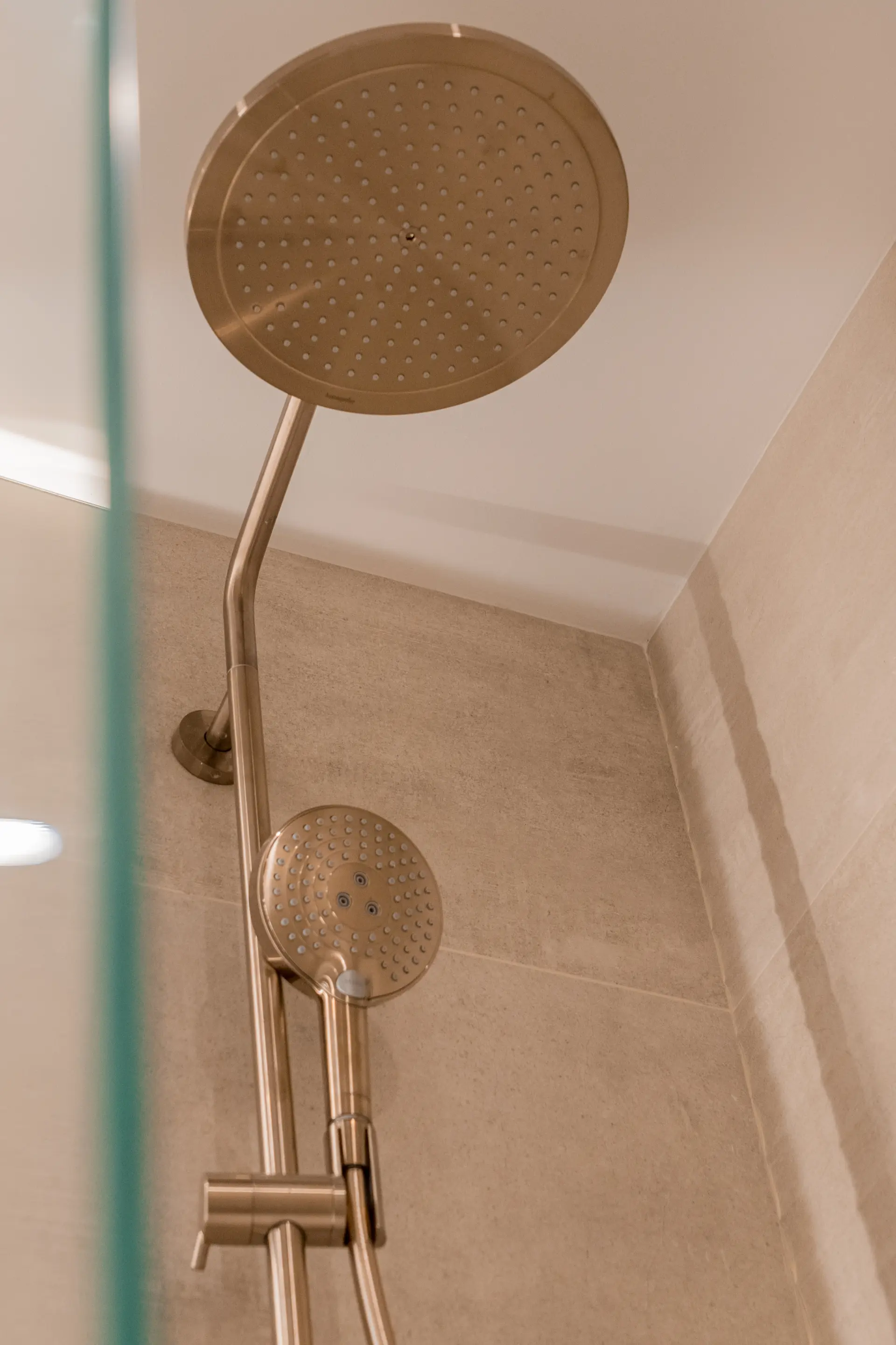 Ekskluzywny penthouse z 3 sypialniami, prywatnym solarium i basenem w prestiżowym SOUL Marbella Sunlife, oferujący panoramiczne widoki na Morze Śródziemne, Santa Clara Golf i zielone wzgórza Marbella East.