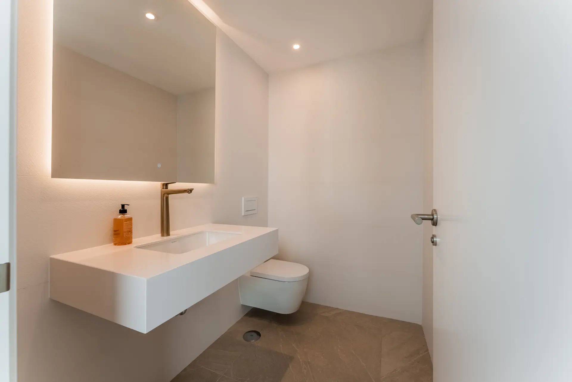 Ekskluzywny penthouse z 3 sypialniami, prywatnym solarium i basenem w prestiżowym SOUL Marbella Sunlife, oferujący panoramiczne widoki na Morze Śródziemne, Santa Clara Golf i zielone wzgórza Marbella East.