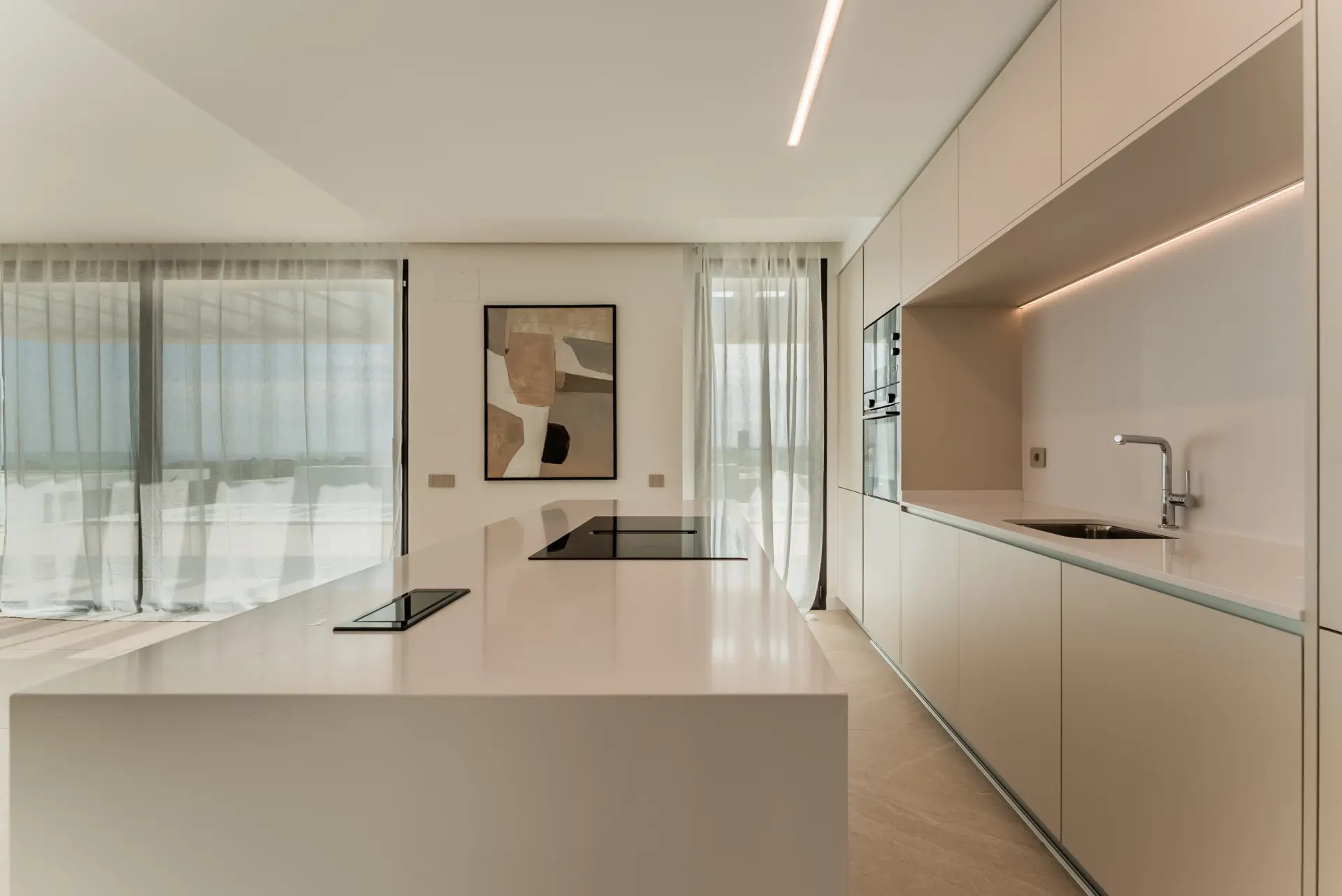 Ekskluzywny penthouse z 3 sypialniami, prywatnym solarium i basenem w prestiżowym SOUL Marbella Sunlife, oferujący panoramiczne widoki na Morze Śródziemne, Santa Clara Golf i zielone wzgórza Marbella East.