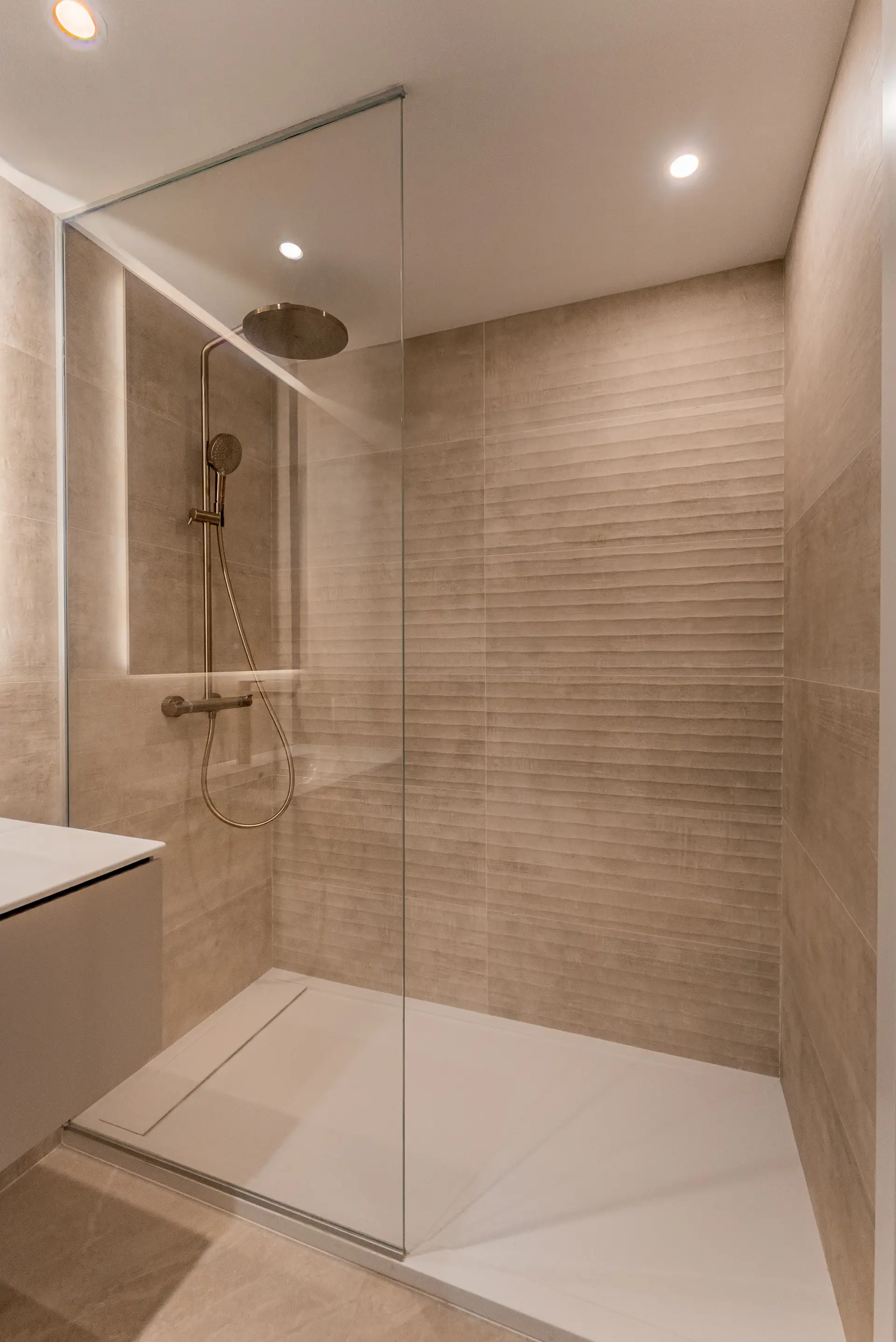 Ekskluzywny penthouse z 3 sypialniami, prywatnym solarium i basenem w prestiżowym SOUL Marbella Sunlife, oferujący panoramiczne widoki na Morze Śródziemne, Santa Clara Golf i zielone wzgórza Marbella East.