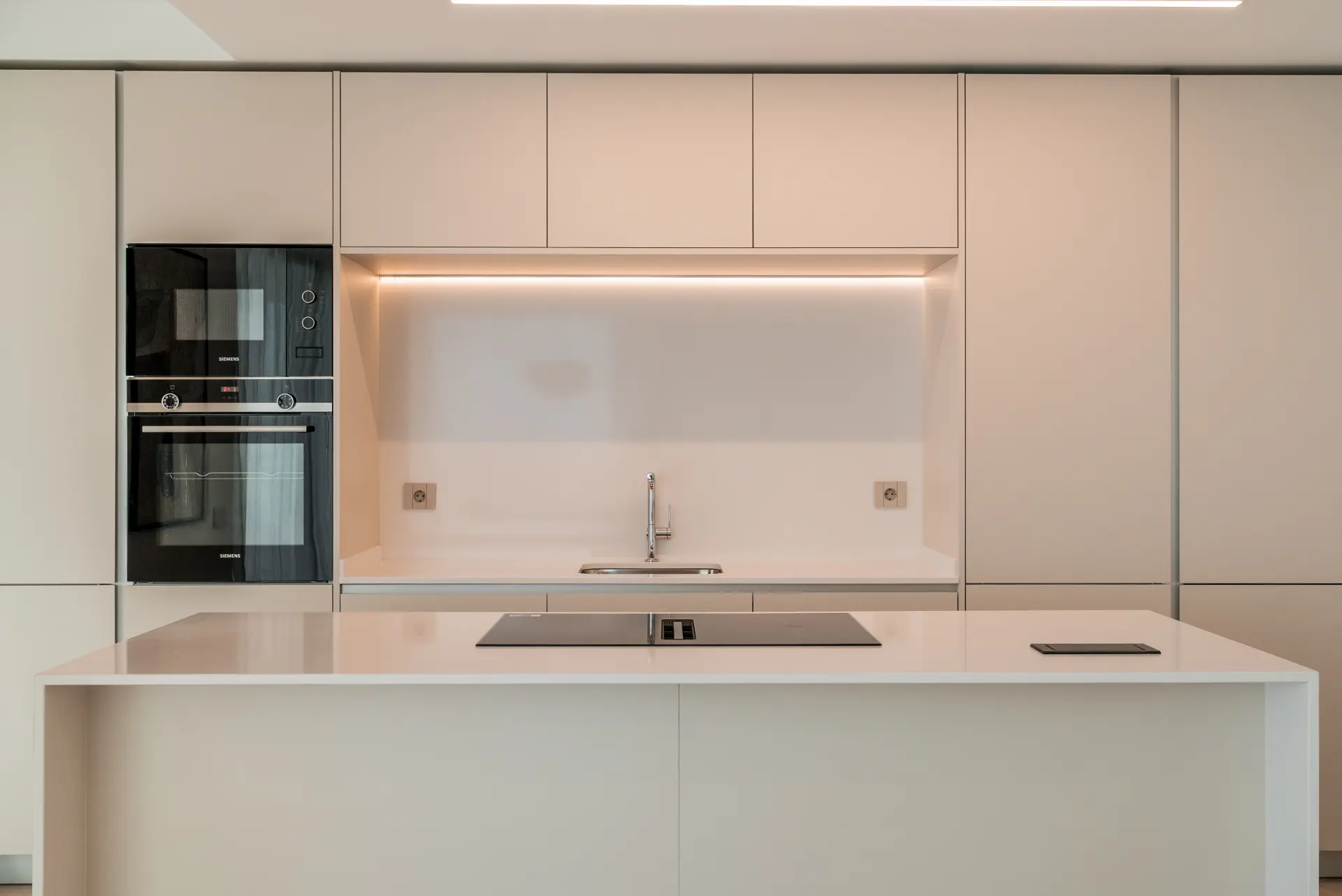 Ekskluzywny penthouse z 3 sypialniami, prywatnym solarium i basenem w prestiżowym SOUL Marbella Sunlife, oferujący panoramiczne widoki na Morze Śródziemne, Santa Clara Golf i zielone wzgórza Marbella East.