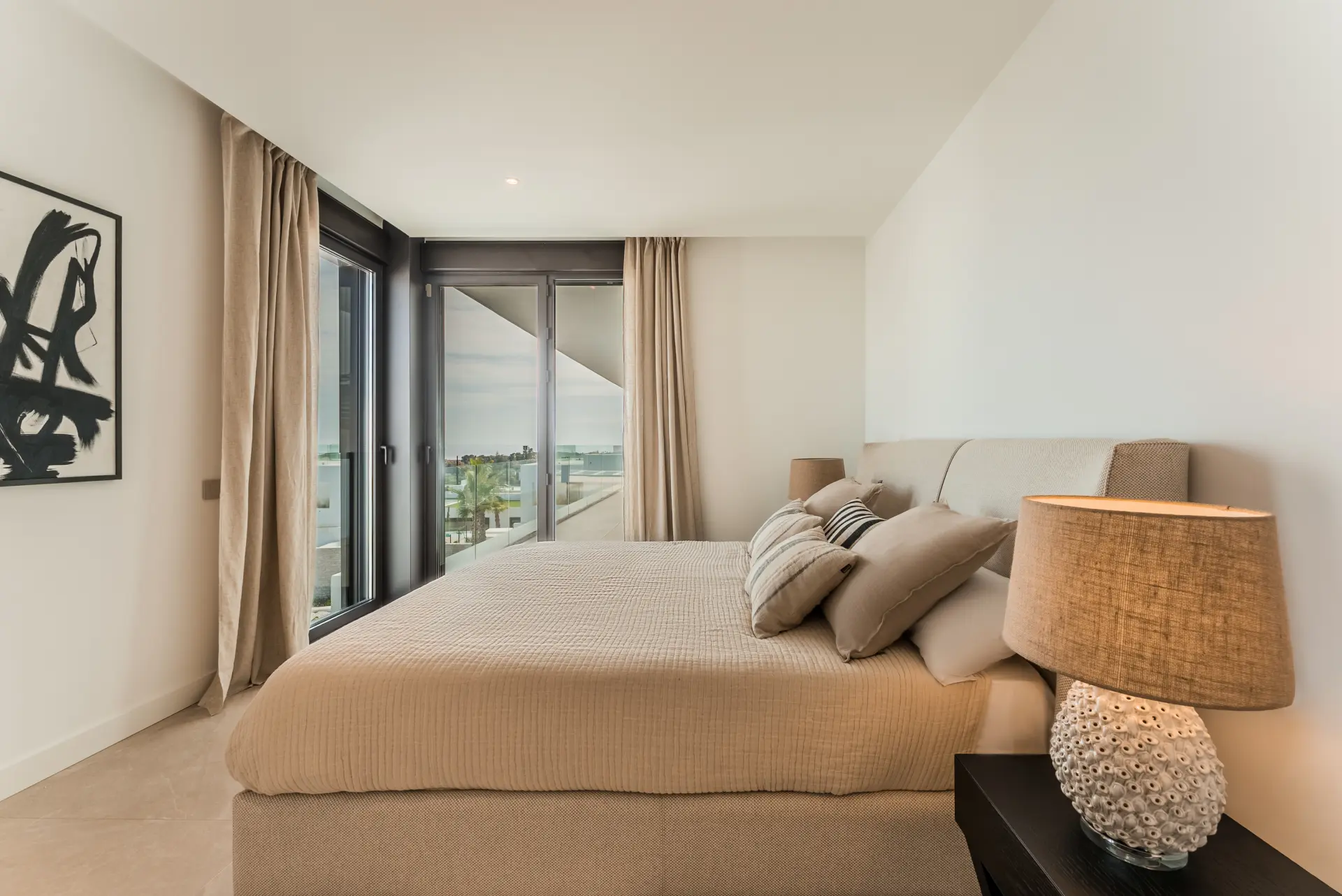 Ekskluzywny penthouse z 3 sypialniami, prywatnym solarium i basenem w prestiżowym SOUL Marbella Sunlife, oferujący panoramiczne widoki na Morze Śródziemne, Santa Clara Golf i zielone wzgórza Marbella East.