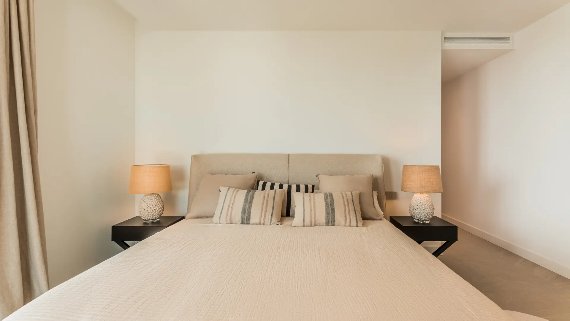 Ekskluzywny penthouse z 3 sypialniami, prywatnym solarium i basenem w prestiżowym SOUL Marbella Sunlife, oferujący panoramiczne widoki na Morze Śródziemne, Santa Clara Golf i zielone wzgórza Marbella East.