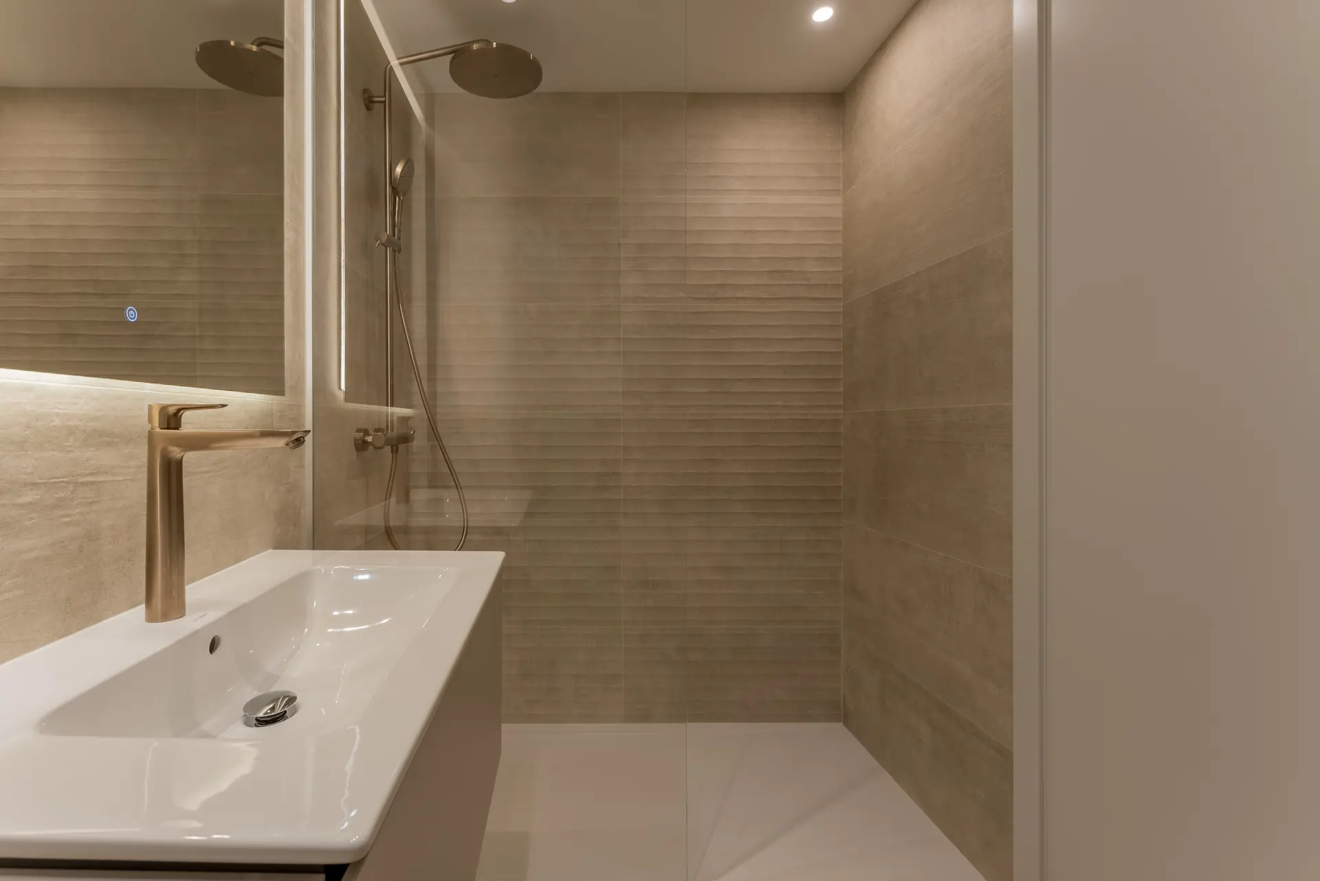 Ekskluzywny penthouse z 3 sypialniami, prywatnym solarium i basenem w prestiżowym SOUL Marbella Sunlife, oferujący panoramiczne widoki na Morze Śródziemne, Santa Clara Golf i zielone wzgórza Marbella East.