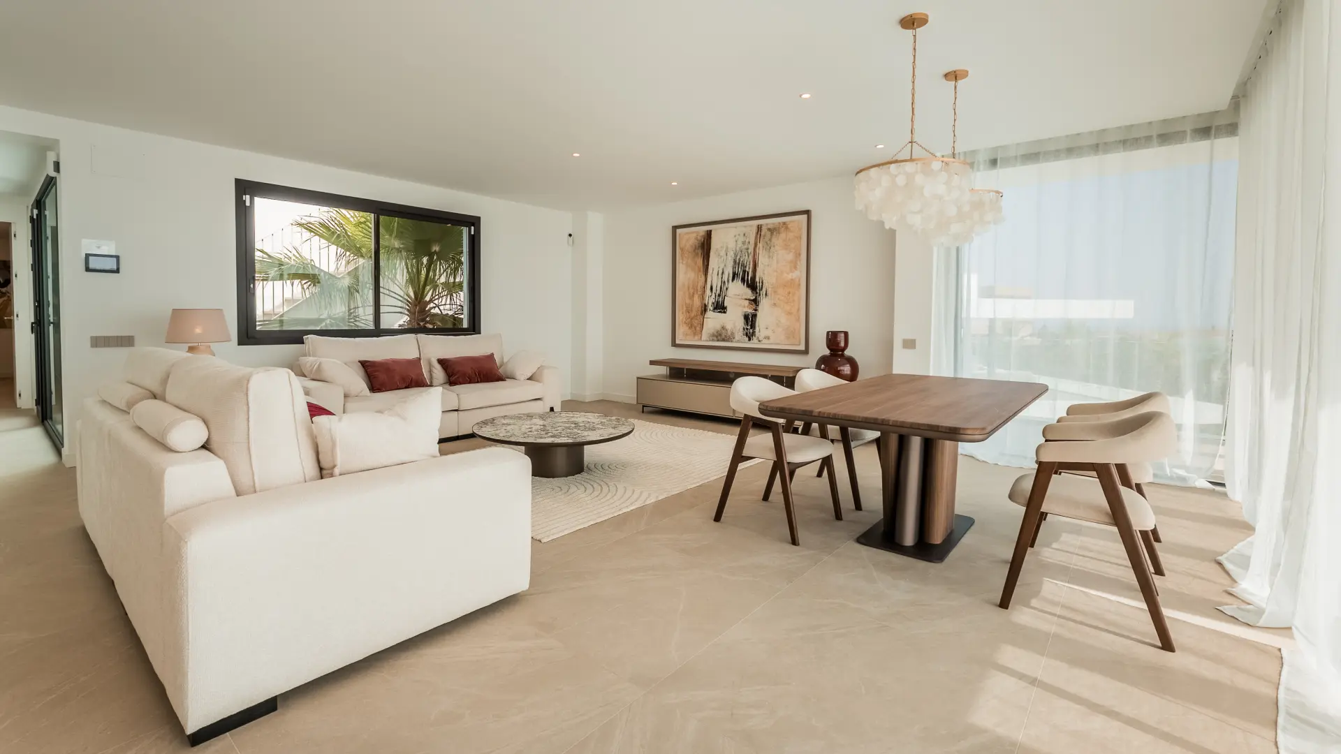 Ekskluzywny penthouse z 3 sypialniami, prywatnym solarium i basenem w prestiżowym SOUL Marbella Sunlife, oferujący panoramiczne widoki na Morze Śródziemne, Santa Clara Golf i zielone wzgórza Marbella East.