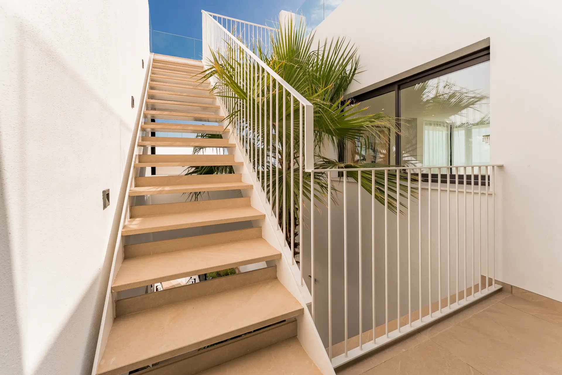 Ekskluzywny penthouse z 3 sypialniami, prywatnym solarium i basenem w prestiżowym SOUL Marbella Sunlife, oferujący panoramiczne widoki na Morze Śródziemne, Santa Clara Golf i zielone wzgórza Marbella East.