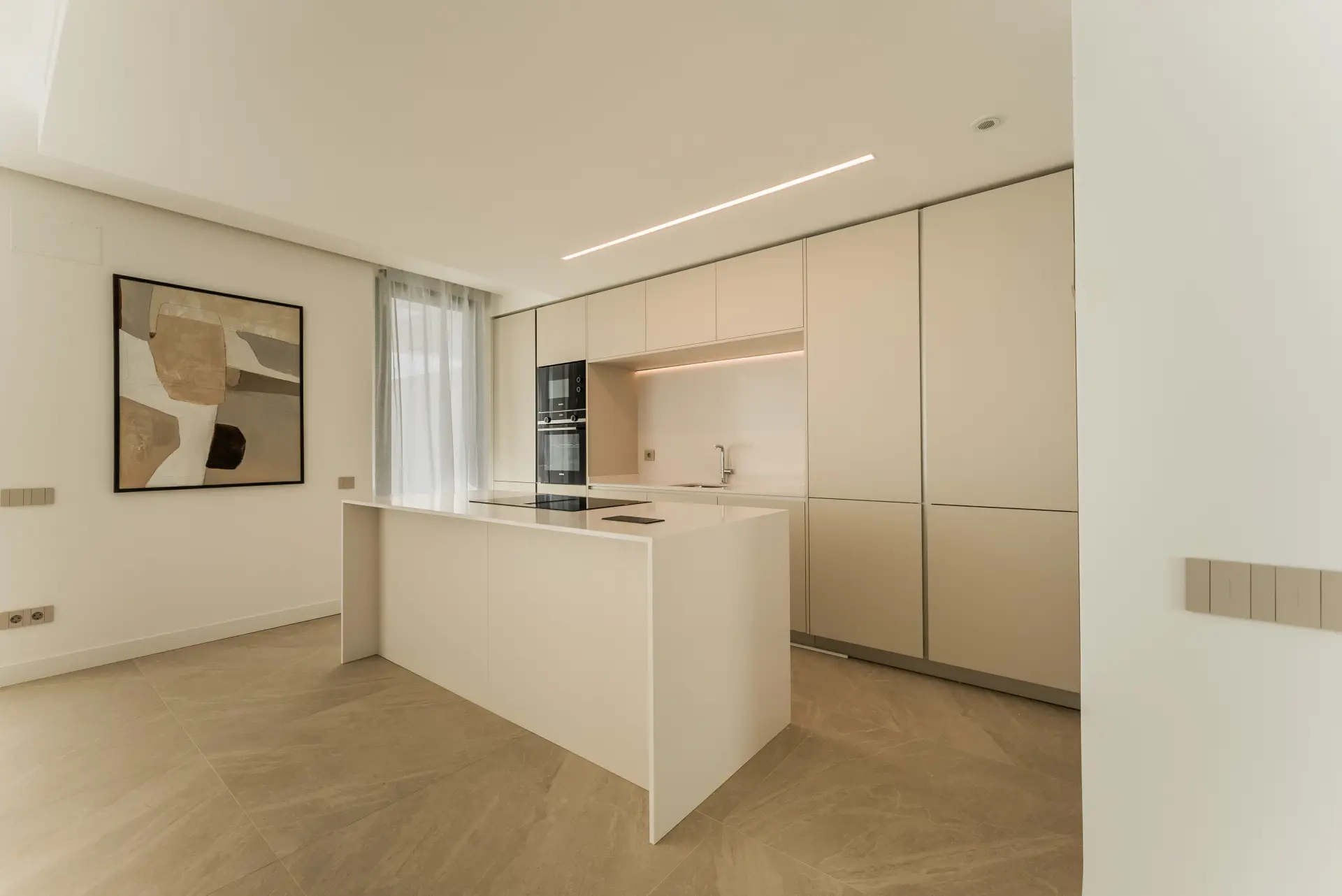 Ekskluzywny penthouse z 3 sypialniami, prywatnym solarium i basenem w prestiżowym SOUL Marbella Sunlife, oferujący panoramiczne widoki na Morze Śródziemne, Santa Clara Golf i zielone wzgórza Marbella East.