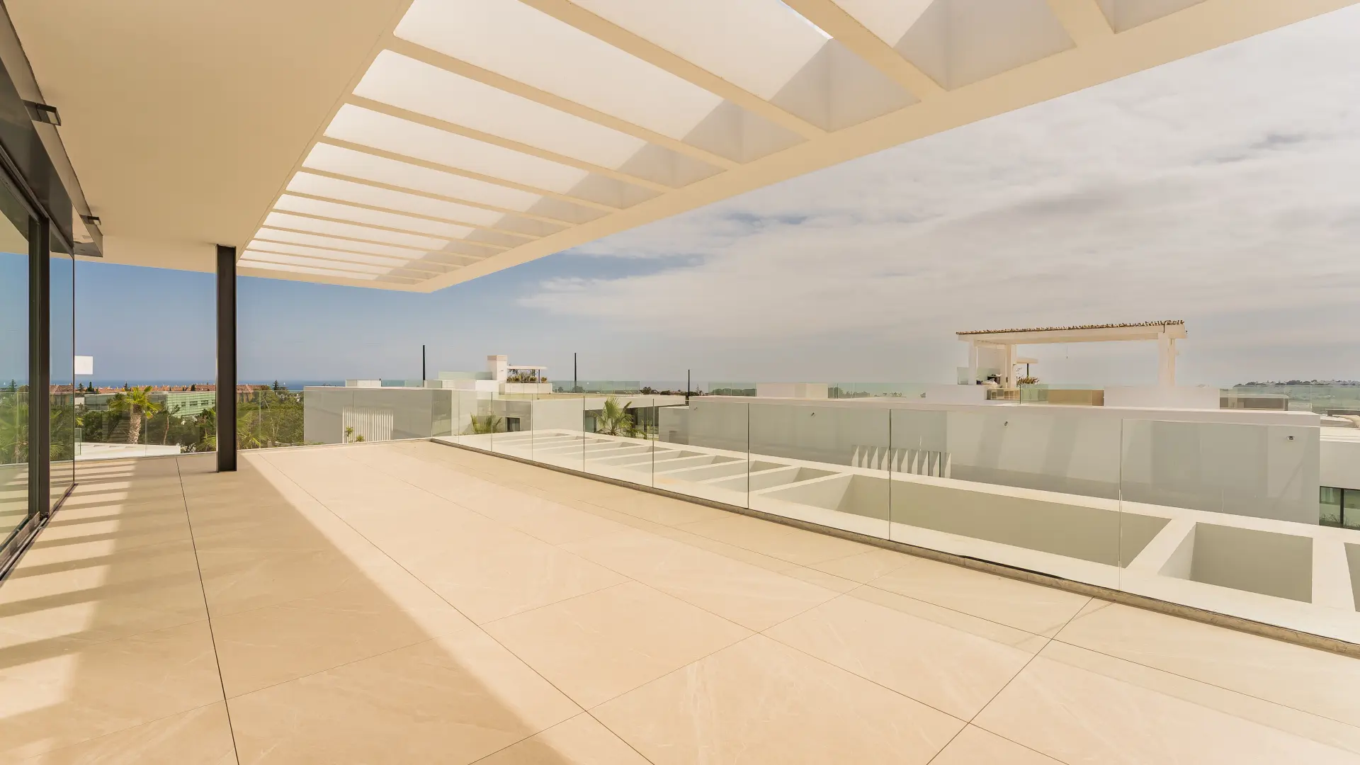 Ekskluzywny penthouse z 3 sypialniami, prywatnym solarium i basenem w prestiżowym SOUL Marbella Sunlife, oferujący panoramiczne widoki na Morze Śródziemne, Santa Clara Golf i zielone wzgórza Marbella East.