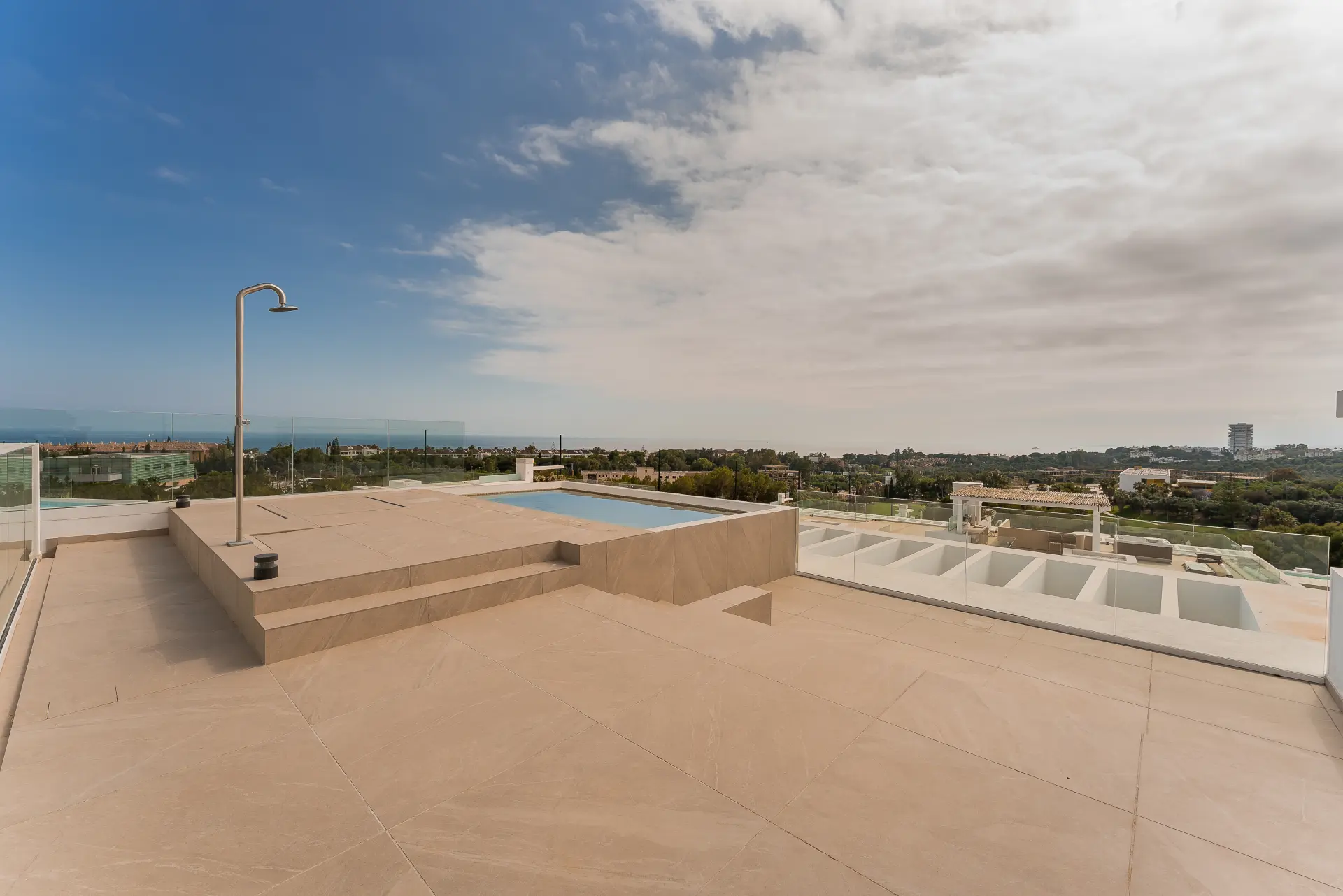 Ekskluzywny penthouse z 3 sypialniami, prywatnym solarium i basenem w prestiżowym SOUL Marbella Sunlife, oferujący panoramiczne widoki na Morze Śródziemne, Santa Clara Golf i zielone wzgórza Marbella East.