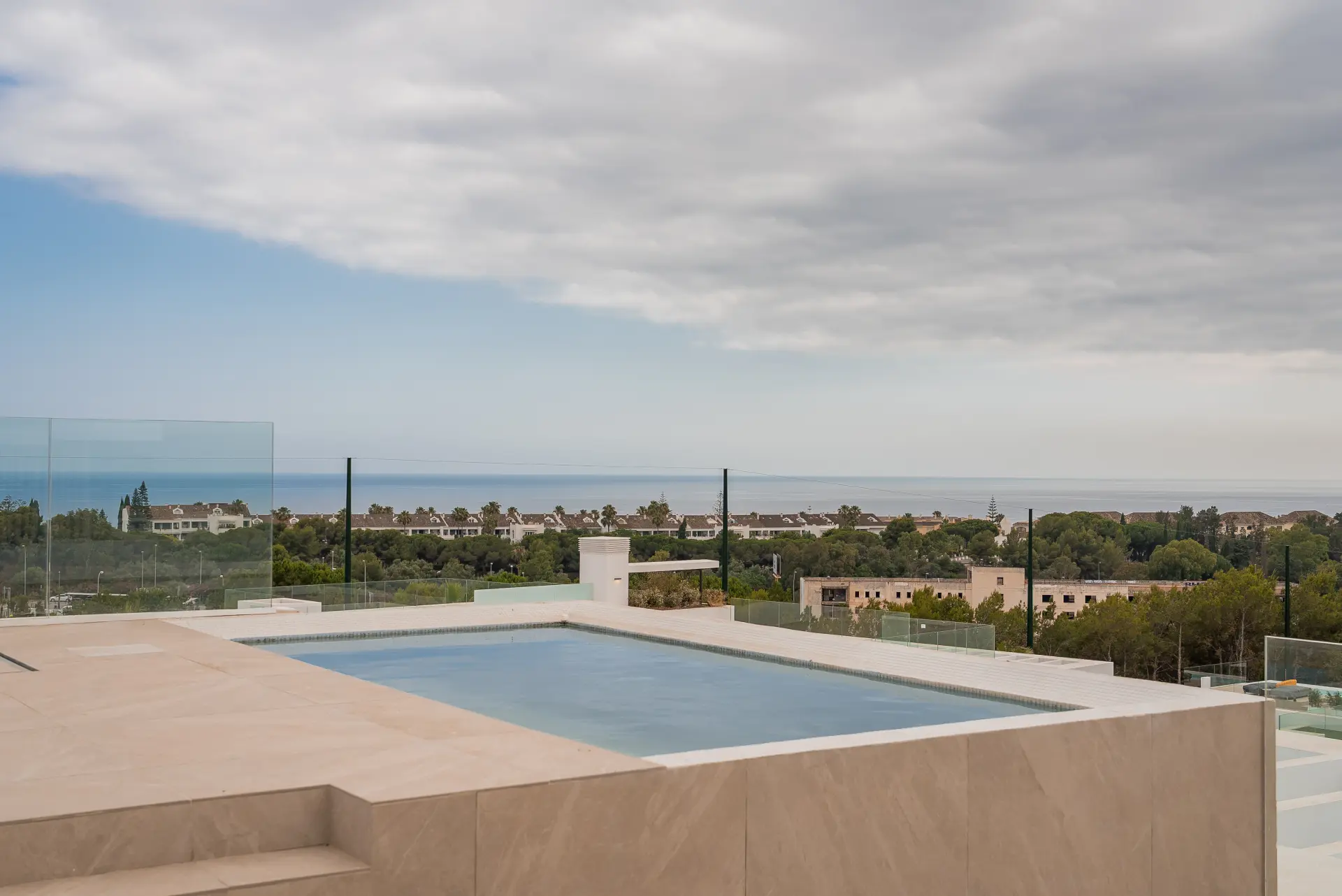 Ekskluzywny penthouse z 3 sypialniami, prywatnym solarium i basenem w prestiżowym SOUL Marbella Sunlife, oferujący panoramiczne widoki na Morze Śródziemne, Santa Clara Golf i zielone wzgórza Marbella East.