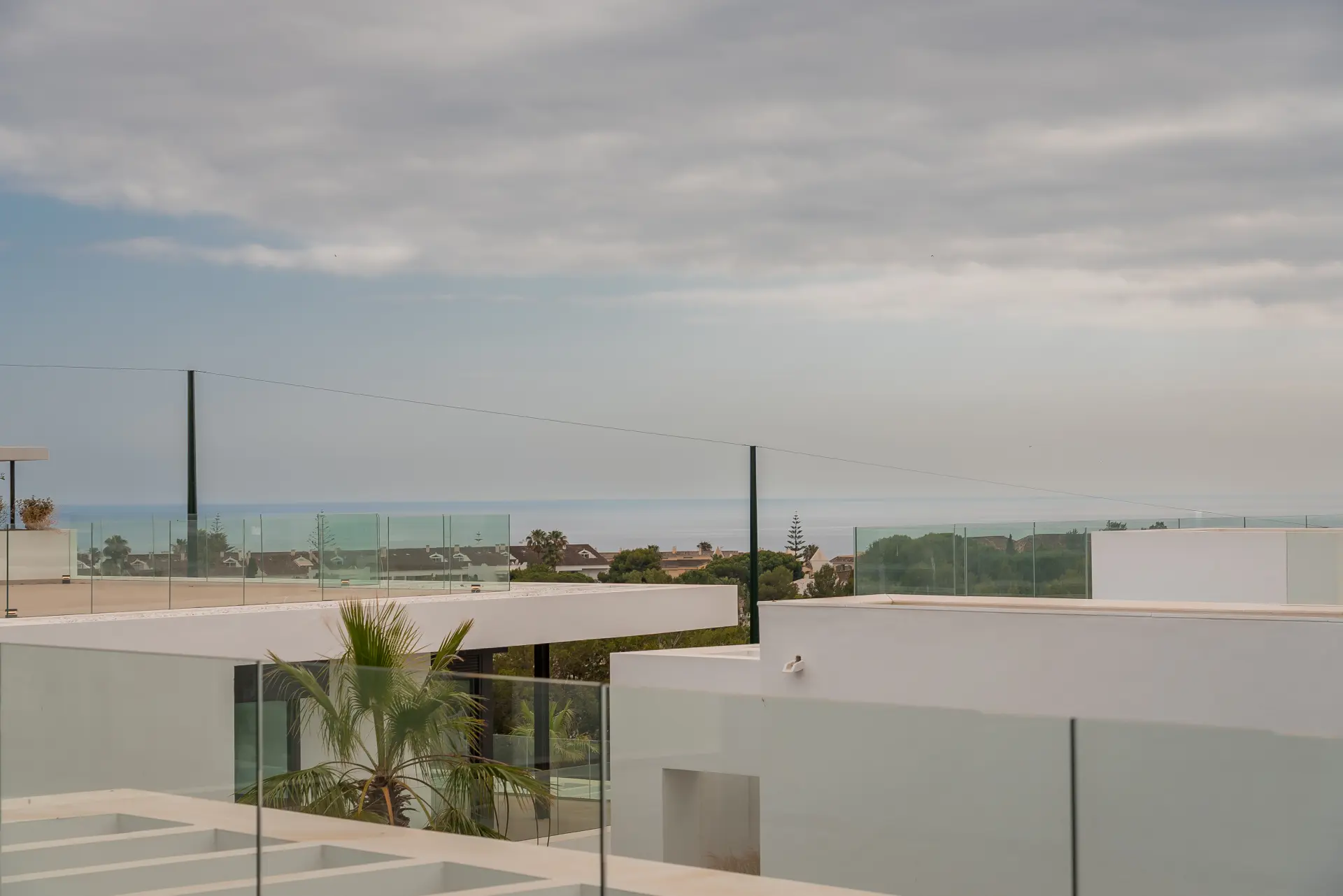 Ekskluzywny penthouse z 3 sypialniami, prywatnym solarium i basenem w prestiżowym SOUL Marbella Sunlife, oferujący panoramiczne widoki na Morze Śródziemne, Santa Clara Golf i zielone wzgórza Marbella East.