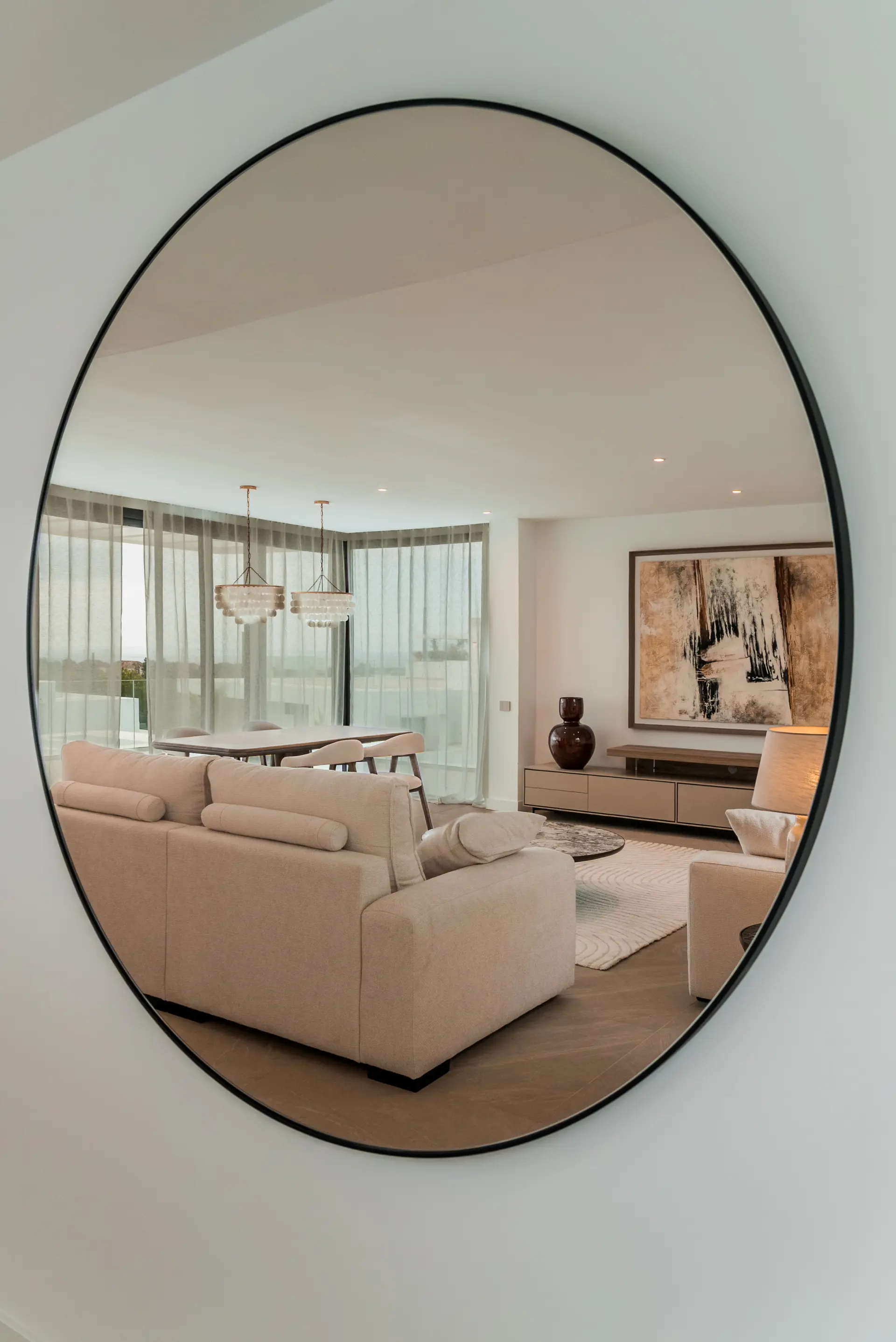 Ekskluzywny penthouse z 3 sypialniami, prywatnym solarium i basenem w prestiżowym SOUL Marbella Sunlife, oferujący panoramiczne widoki na Morze Śródziemne, Santa Clara Golf i zielone wzgórza Marbella East.
