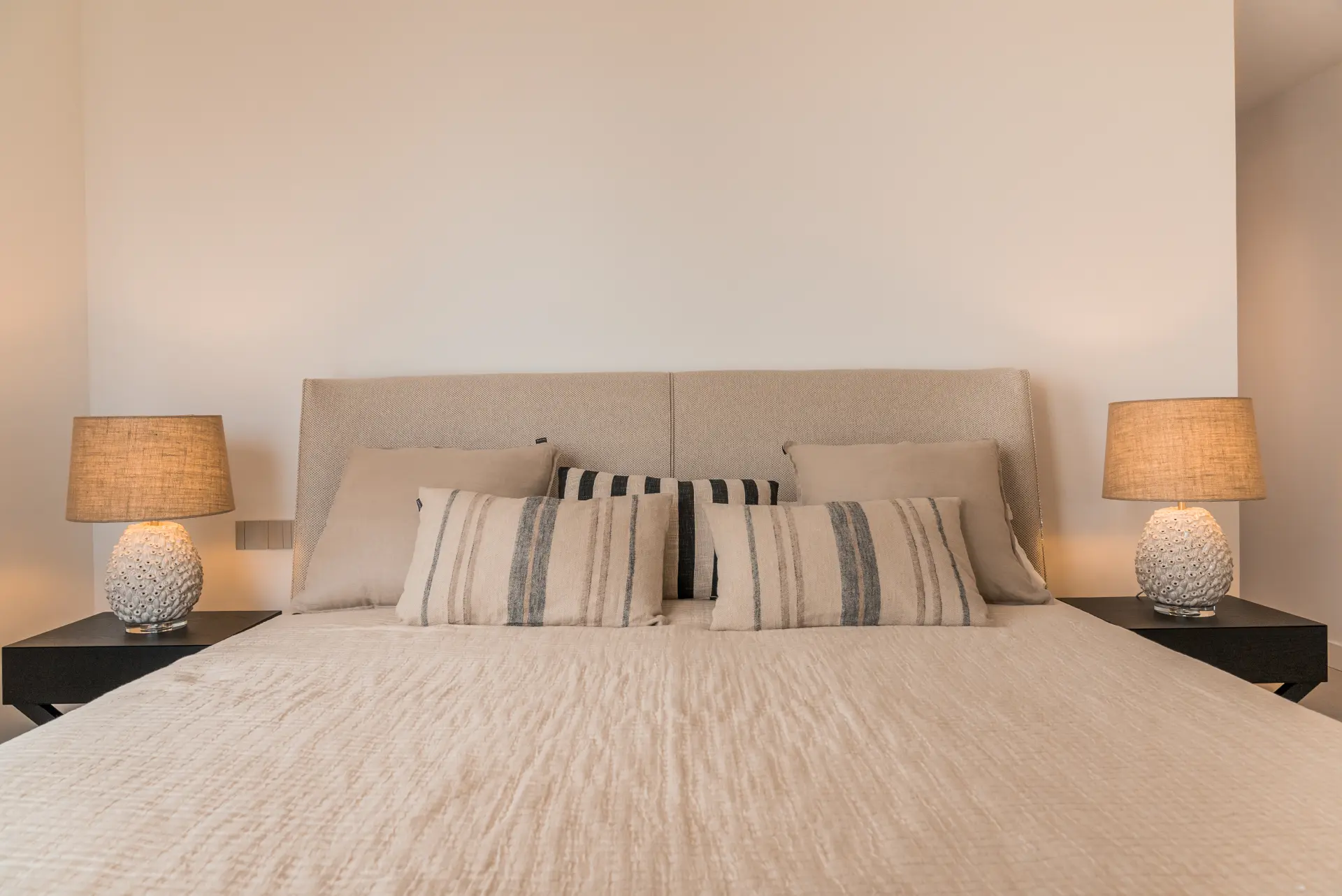 Ekskluzywny penthouse z 3 sypialniami, prywatnym solarium i basenem w prestiżowym SOUL Marbella Sunlife, oferujący panoramiczne widoki na Morze Śródziemne, Santa Clara Golf i zielone wzgórza Marbella East.